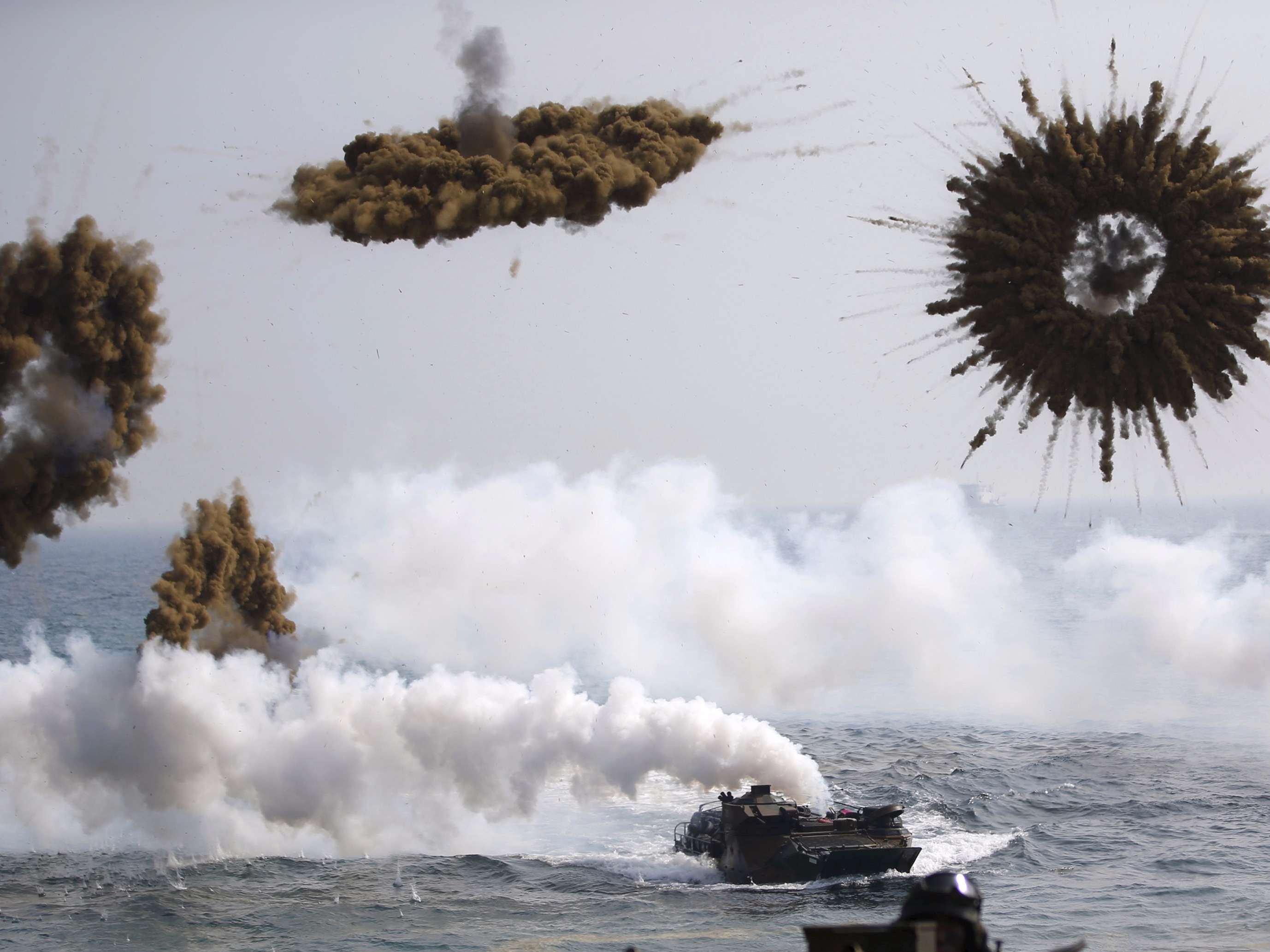 Высадка море. Морская пехота Южной Кореи. Высадка десанта. Дымовая завеса корабля. Морская дымовая завеса.