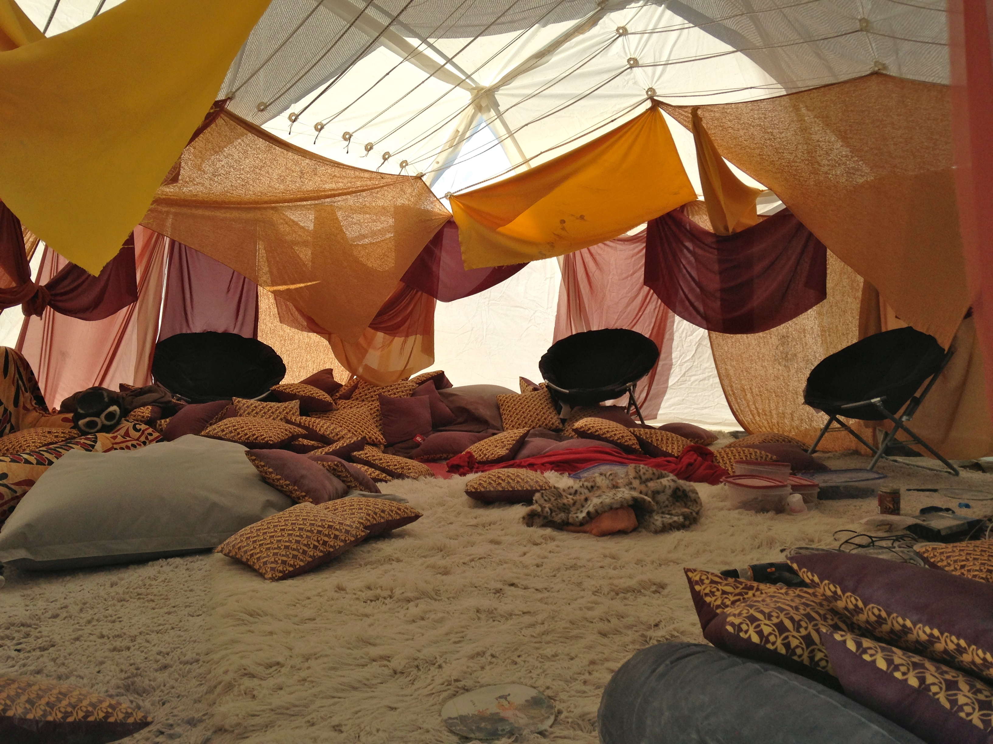 Camp men. Burning man палатки. Burning man шатры. Бернинг мен палаточный лагерь. Фестиваль с палатками.