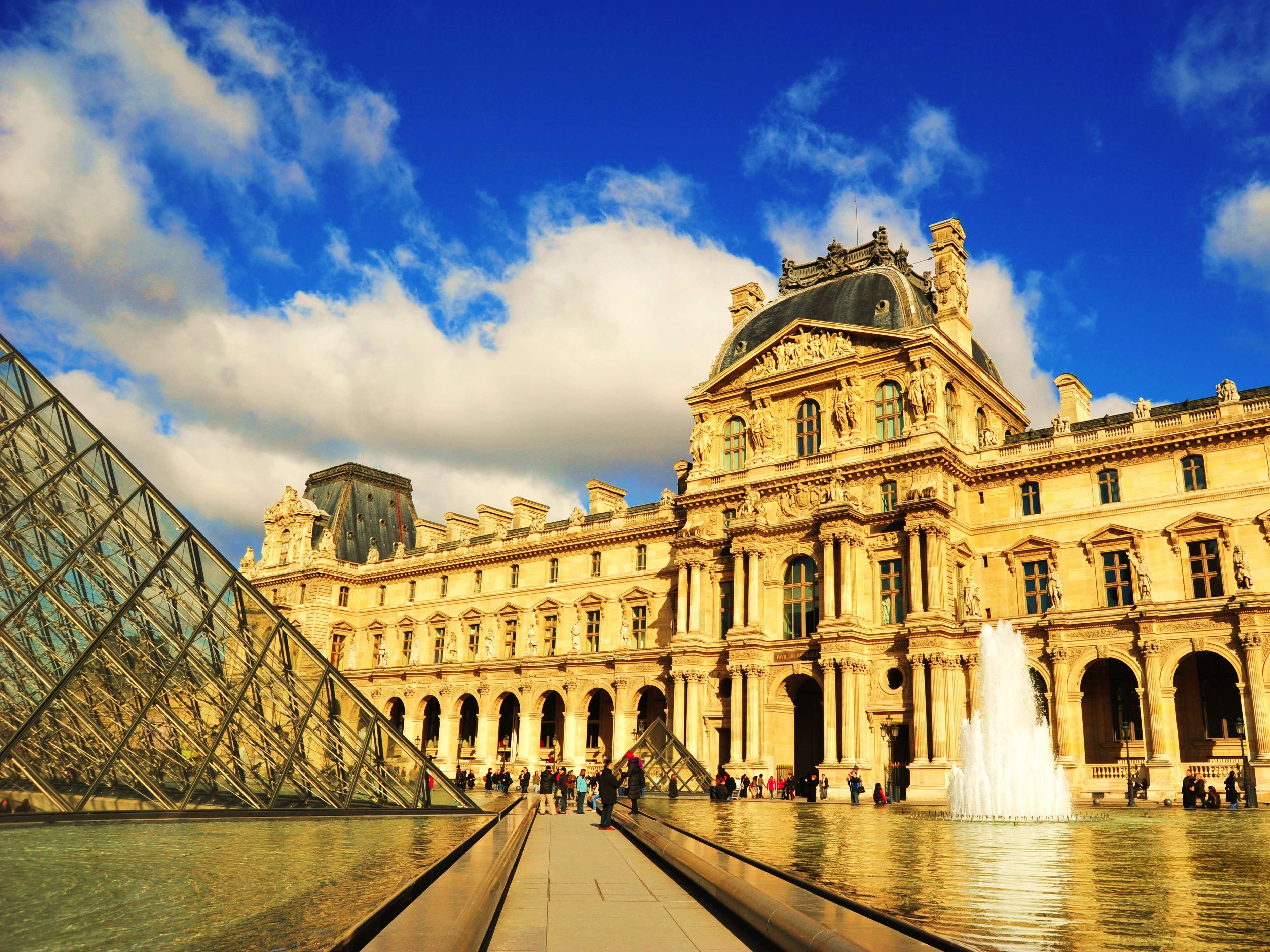 La louvre. Музеи. Лувр. Париж. Франция музей Лувр. Художественный музей Лувр в Париже. Франция Лувр фото.