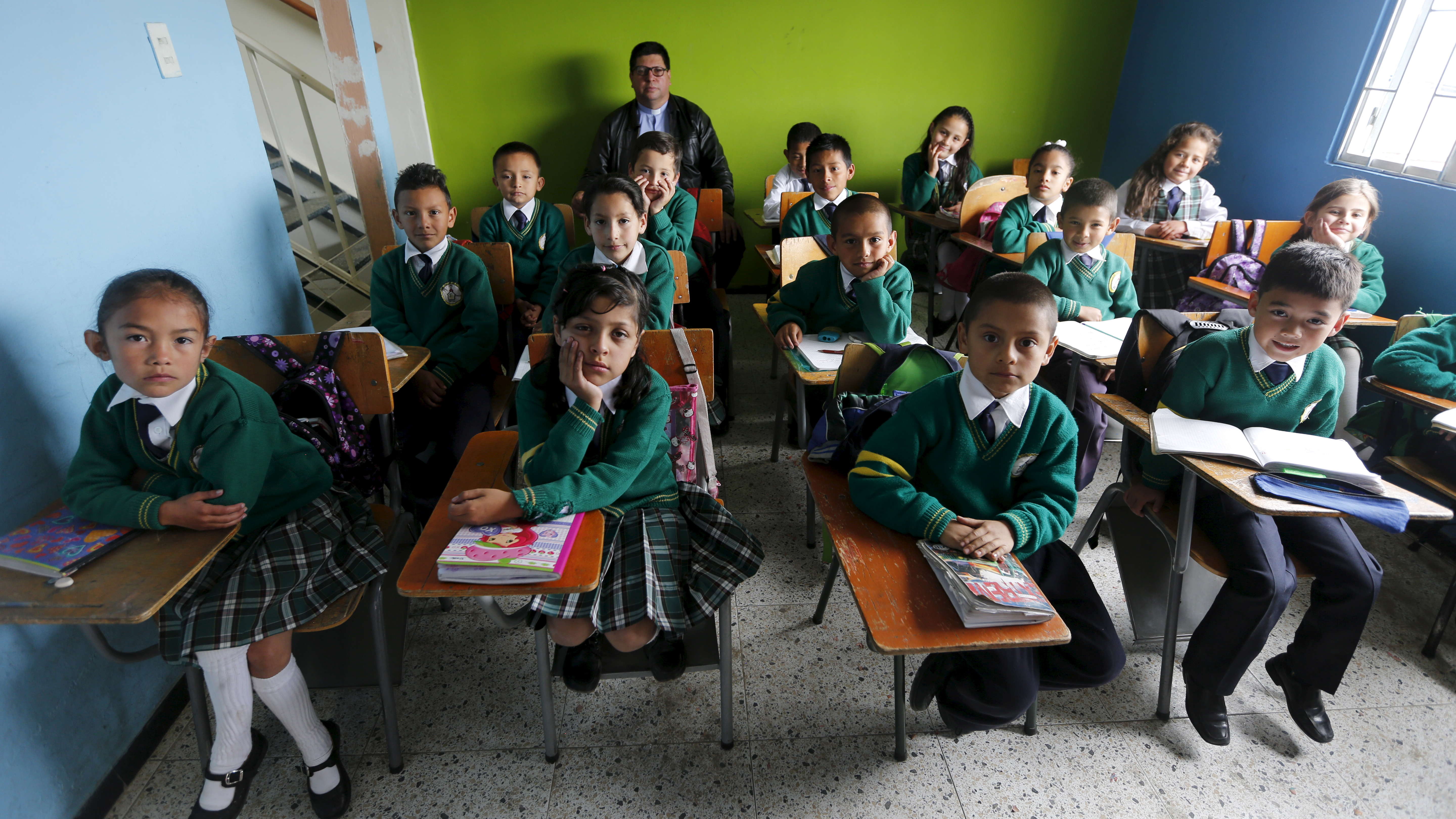 Сколько лет в разных классах. Школа в Колумбии. Школьники в разных школах. Разные классы в школе.