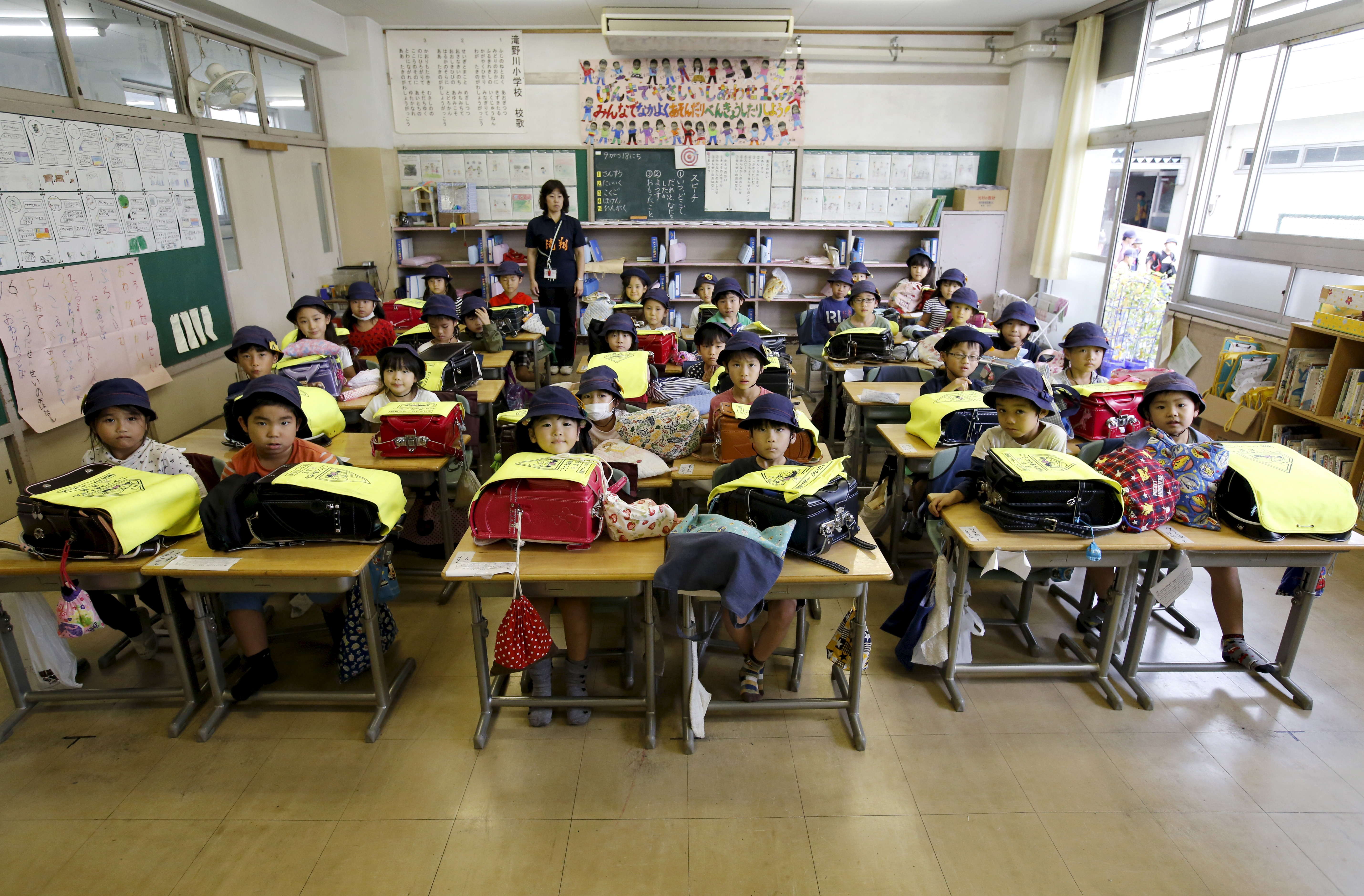 Классы в японской школе. Школа в Японии начальная школа. Насальнаяшкола в Японии. Японские классы в школе. Япония школьники.