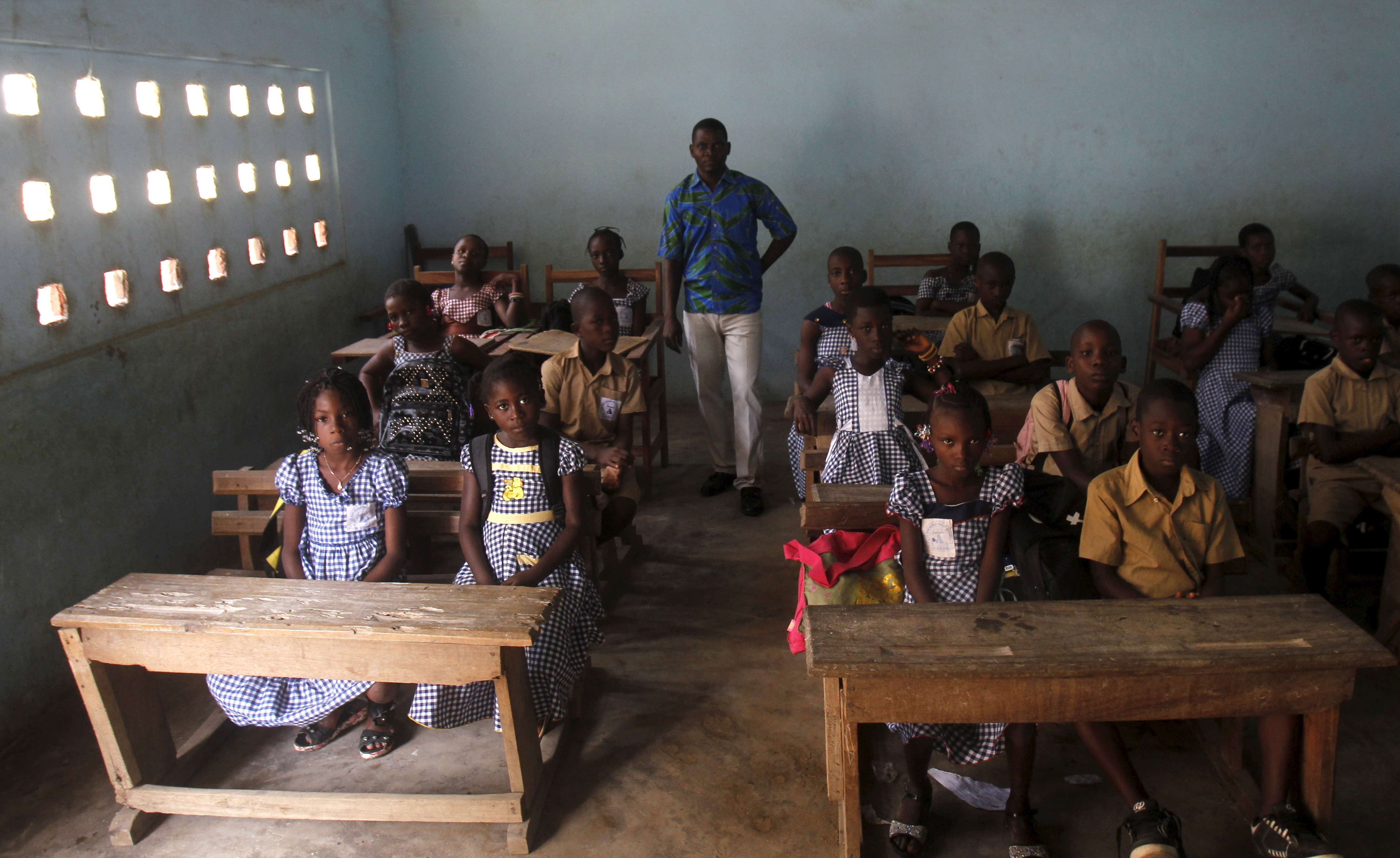 Школы большой страны. Кот-д’Ивуар школа. Бедная школа. Школы в бедных странах. Школа в Африке.