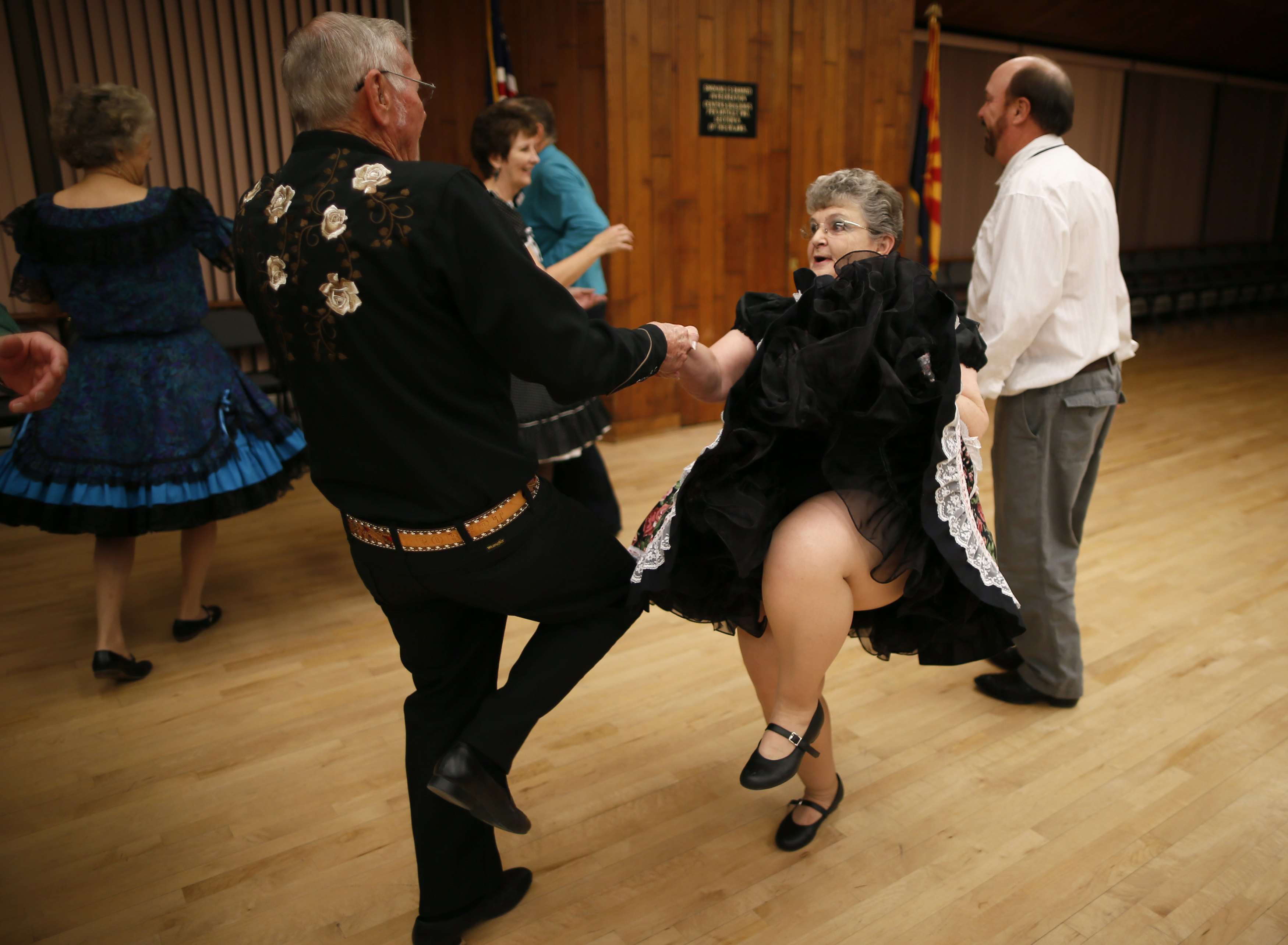 Бабы пляшут. Танцы для пожилых. Смешно танцует. Дама танцует. Смешной танцор.