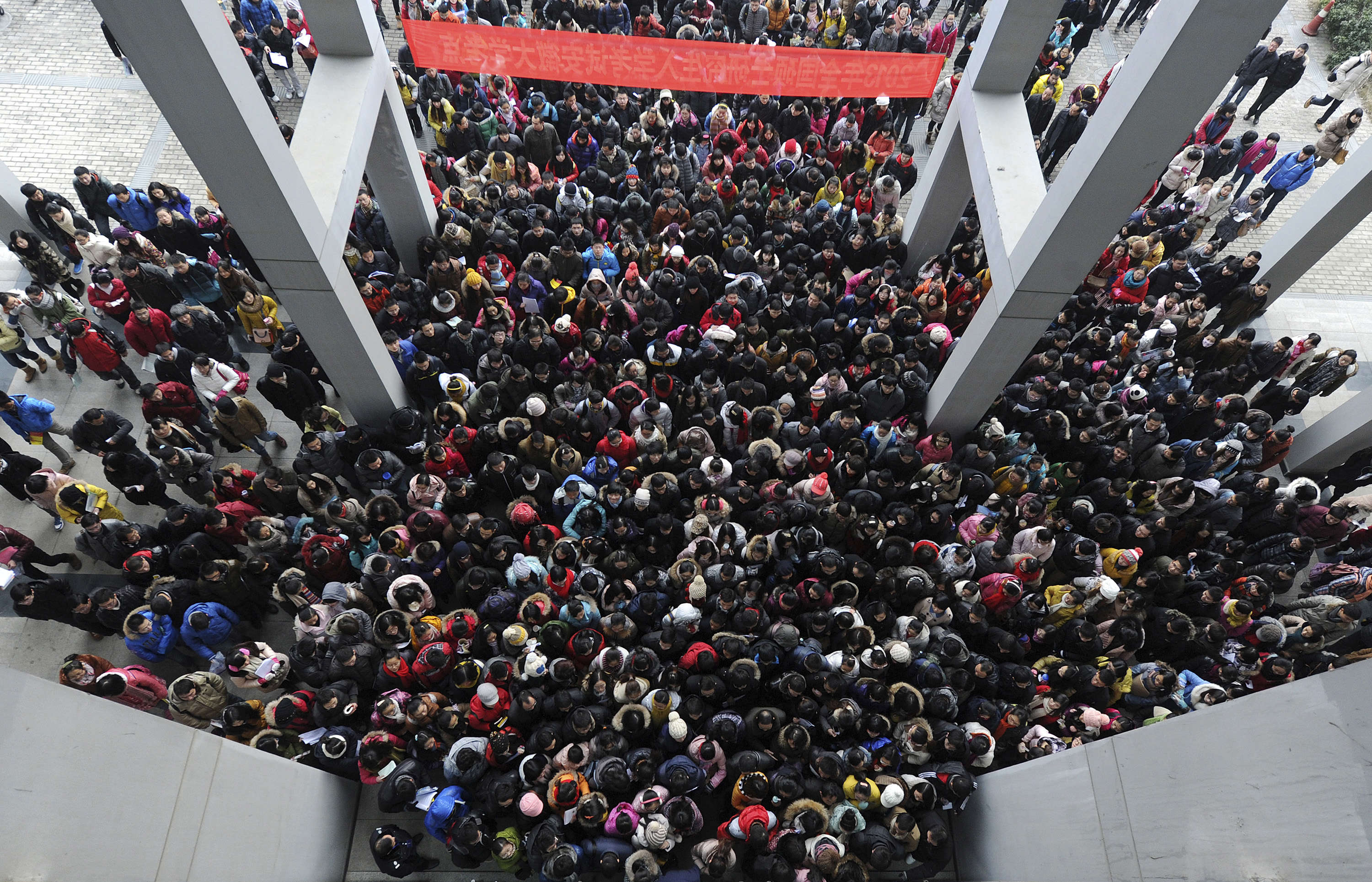 Насколько много. Перенаселенность Китая. Китай много людей. Китайцы много людей. Много людей миллиарды.