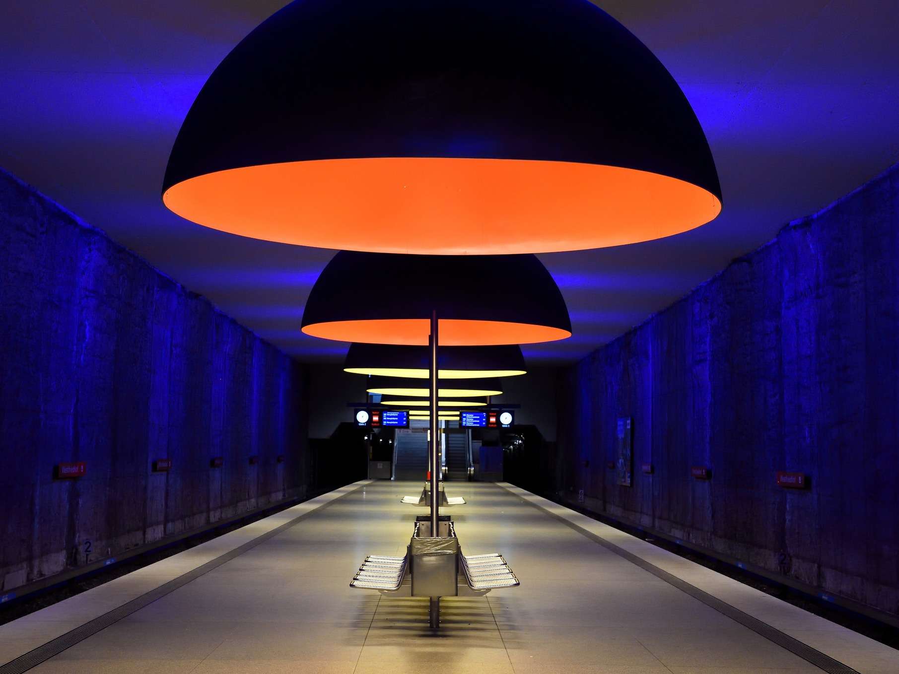 Включи красивую станцию. Станция Westfriedhof в Мюнхене. Самая красивая станция метро в мире. 10 Самых красивых станций метро в мире.