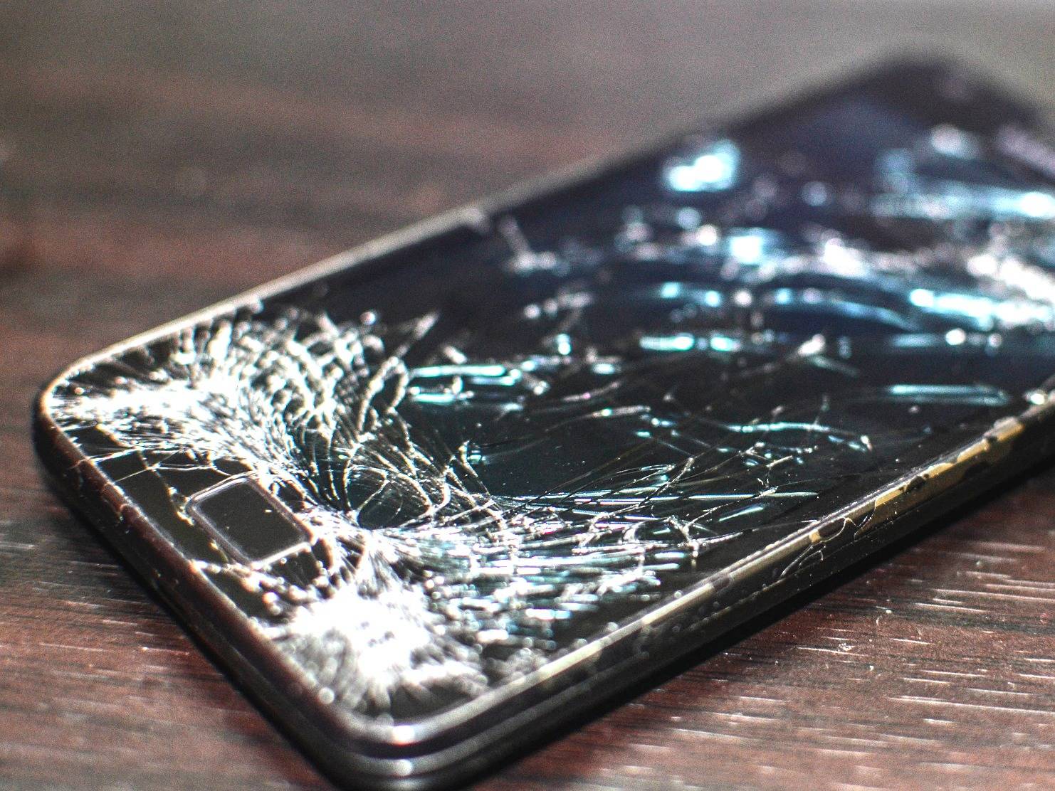 Купить разбитый телефон. Разбитый смартфон. Сломанный смартфон. Разбитый айфон. Старый разбитый смартфон.