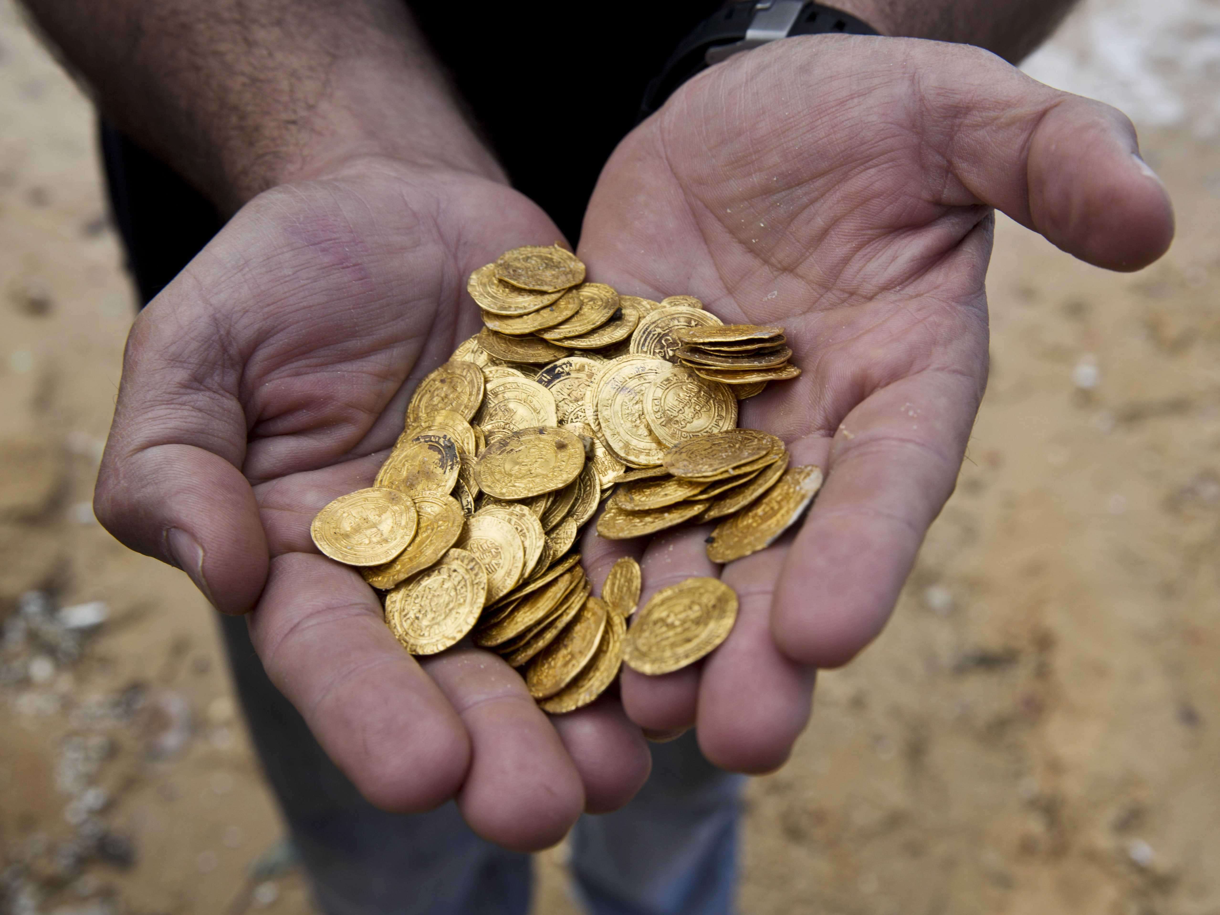 Обнаружили золотистый. Золотые находки кладоискателей. Монета Золотая. Клад золотых монет. Старинные золотые монеты.