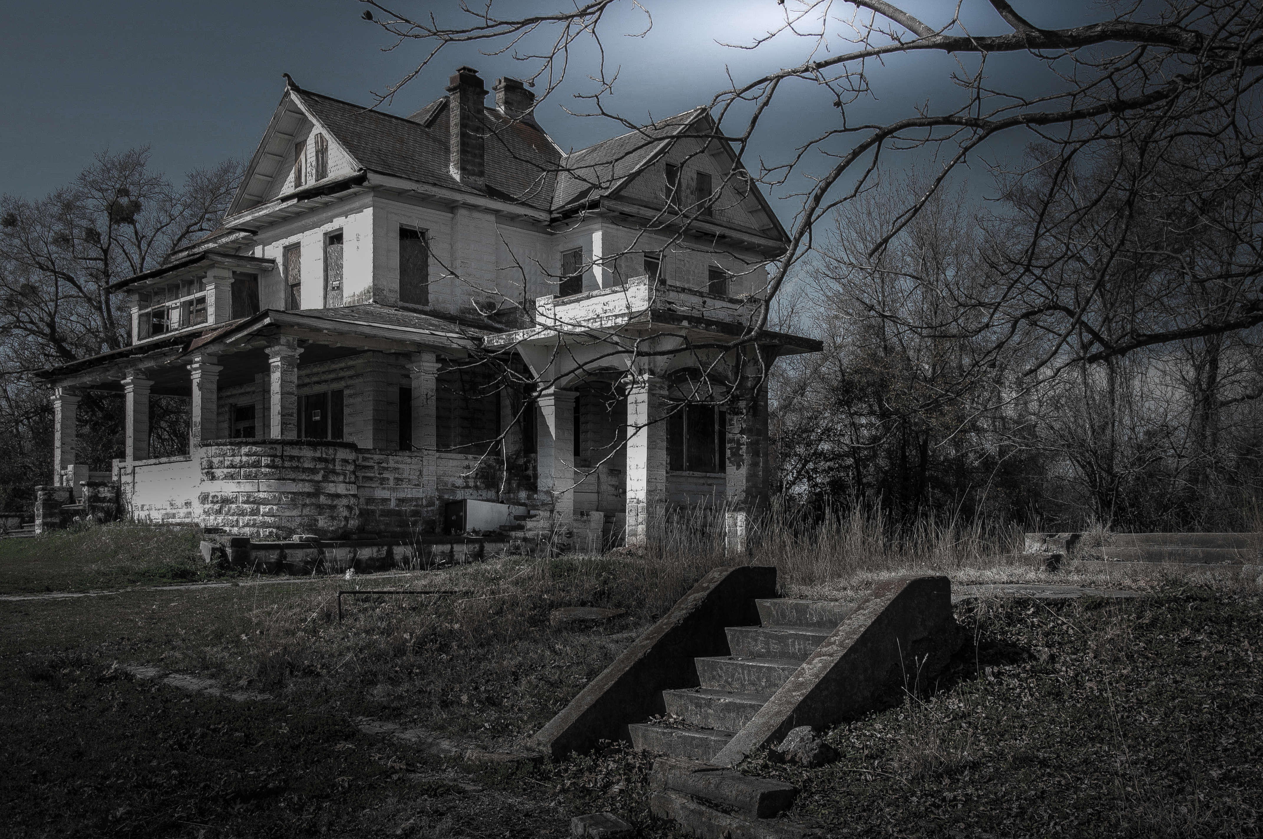 Старые дома живые. Проклятый особняк штат Индиана. Дом с призраками в вомельсдорфе, Пенсильвания. Хаунтед Хаус призрак. Деревянный особняк с привидениями в США.