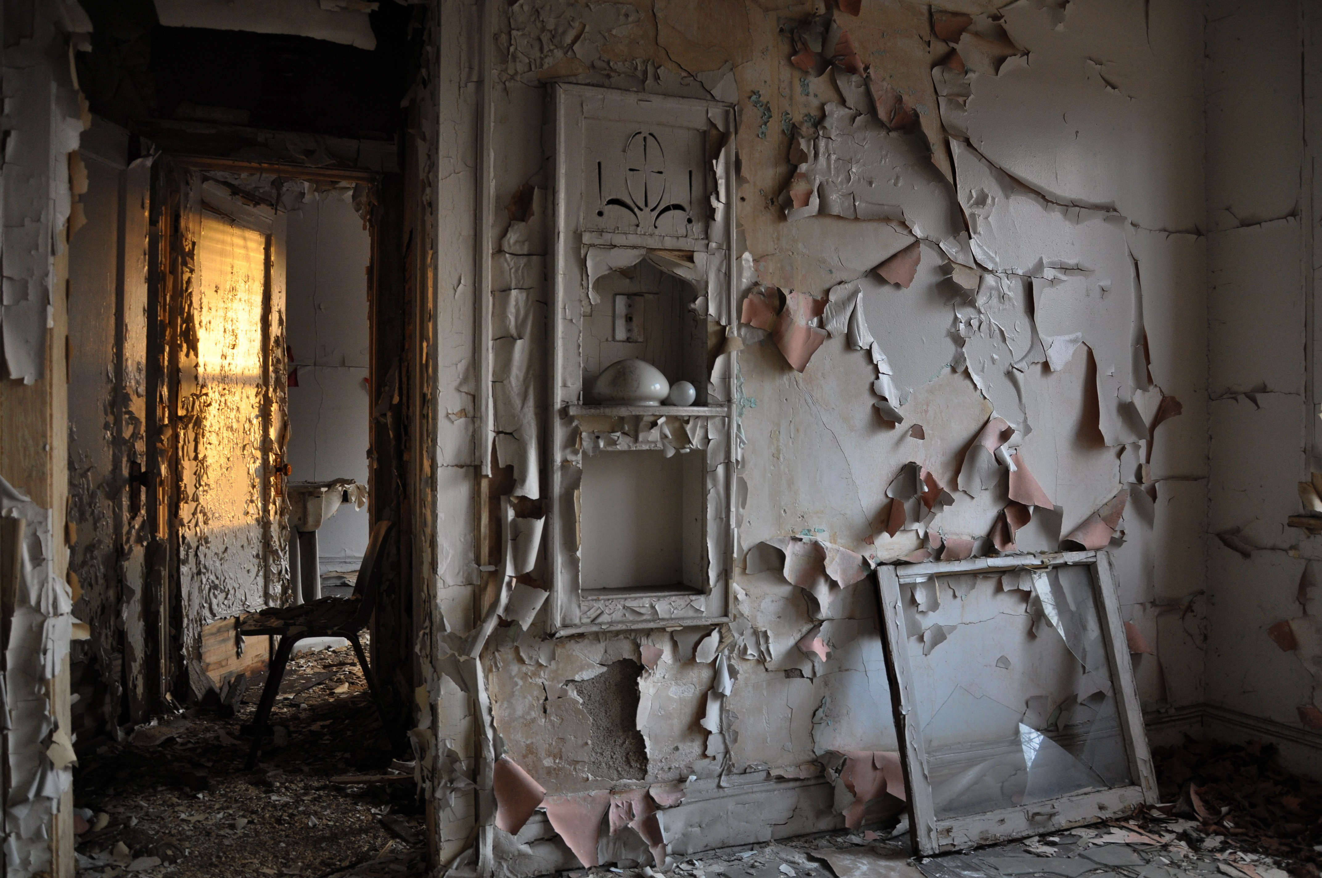 Разрушенная комната. Заброшенные дома внутри. Стена в заброшенном доме. Разрушенная квартира.
