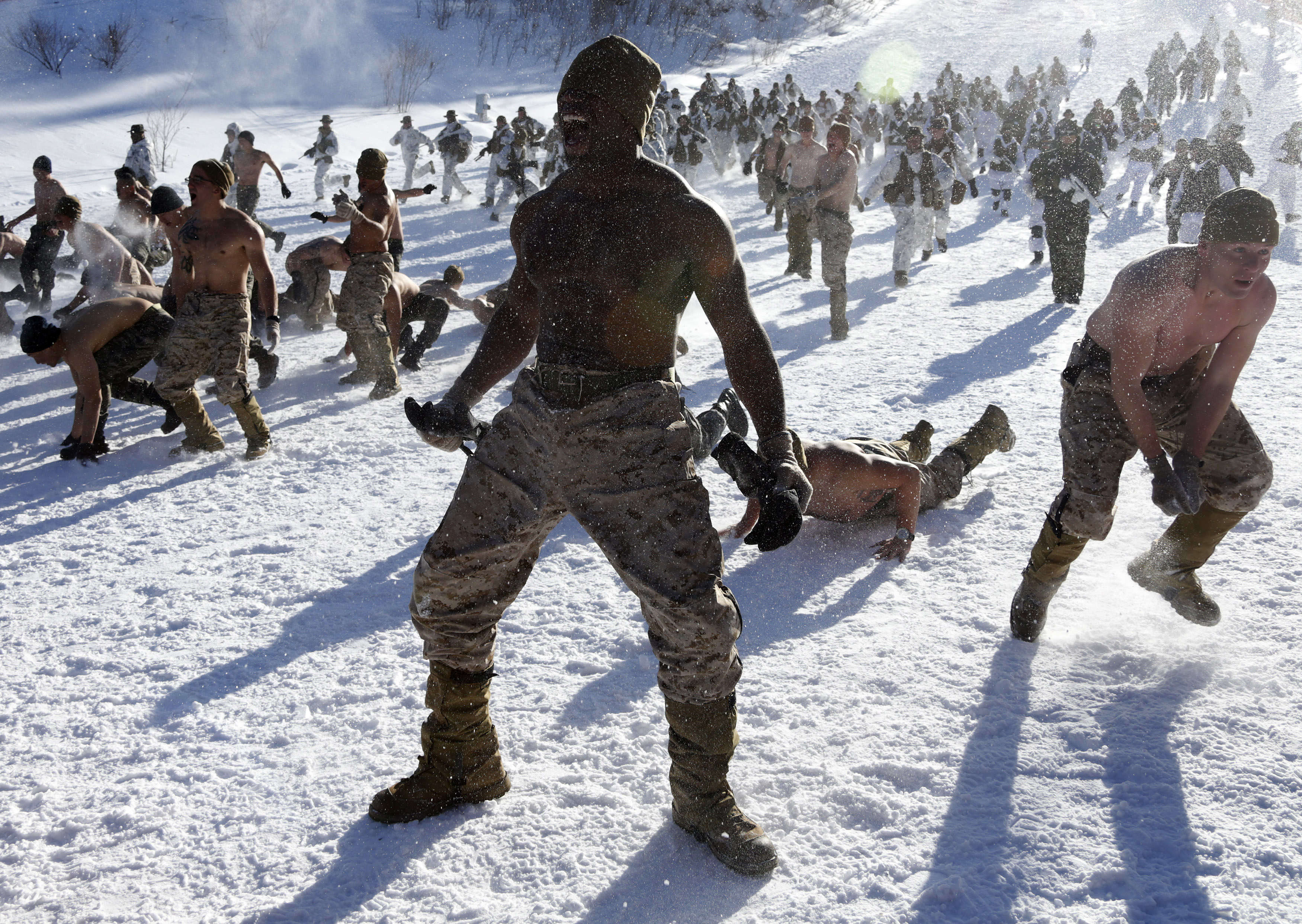 Нападение в горах. Солдат зимой. Спецназ в снегу. Солдат бежит. Подготовка спецназа.