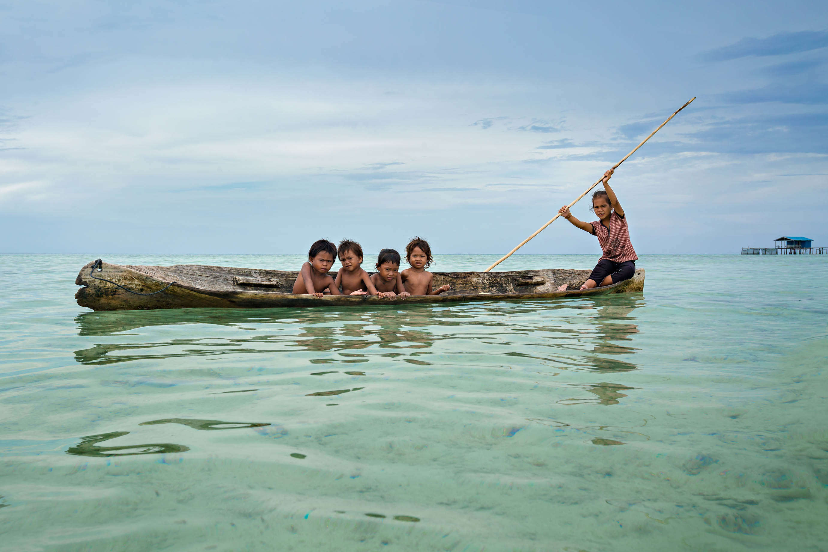 Человек прожил на острове. Морские цыгане Баджо. Племя баджао. Морские цыгане острова Борнео. Племя Баджо Индонезия.