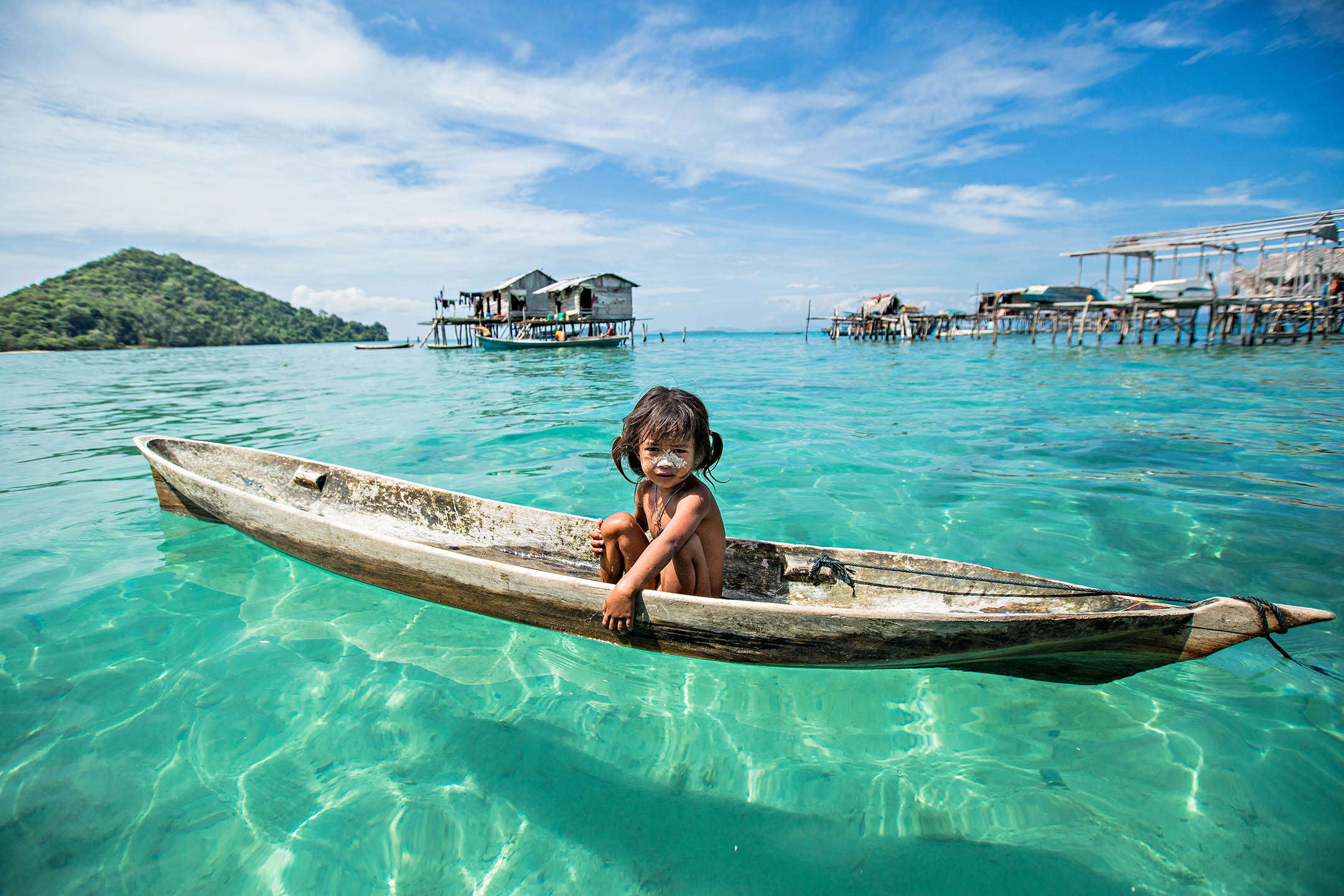 People live on islands. Баджао морские цыгане. Племя Баджо морские цыгане. Племя баджао. Баджо Индонезия.
