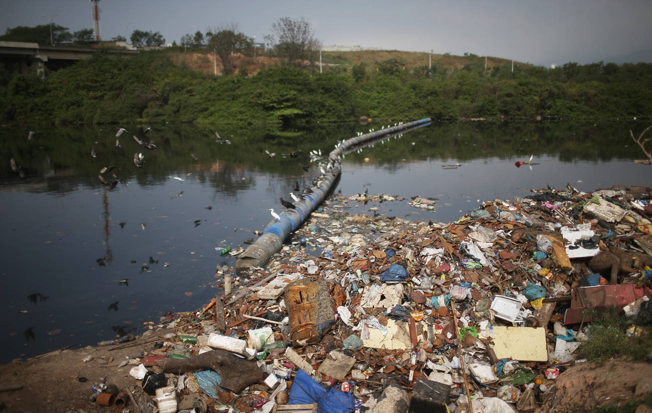 Загрязнение рек промышленно. Загрязнение рек. Загрязнение рек отходами. Грязная вода. Загрязненная вода.