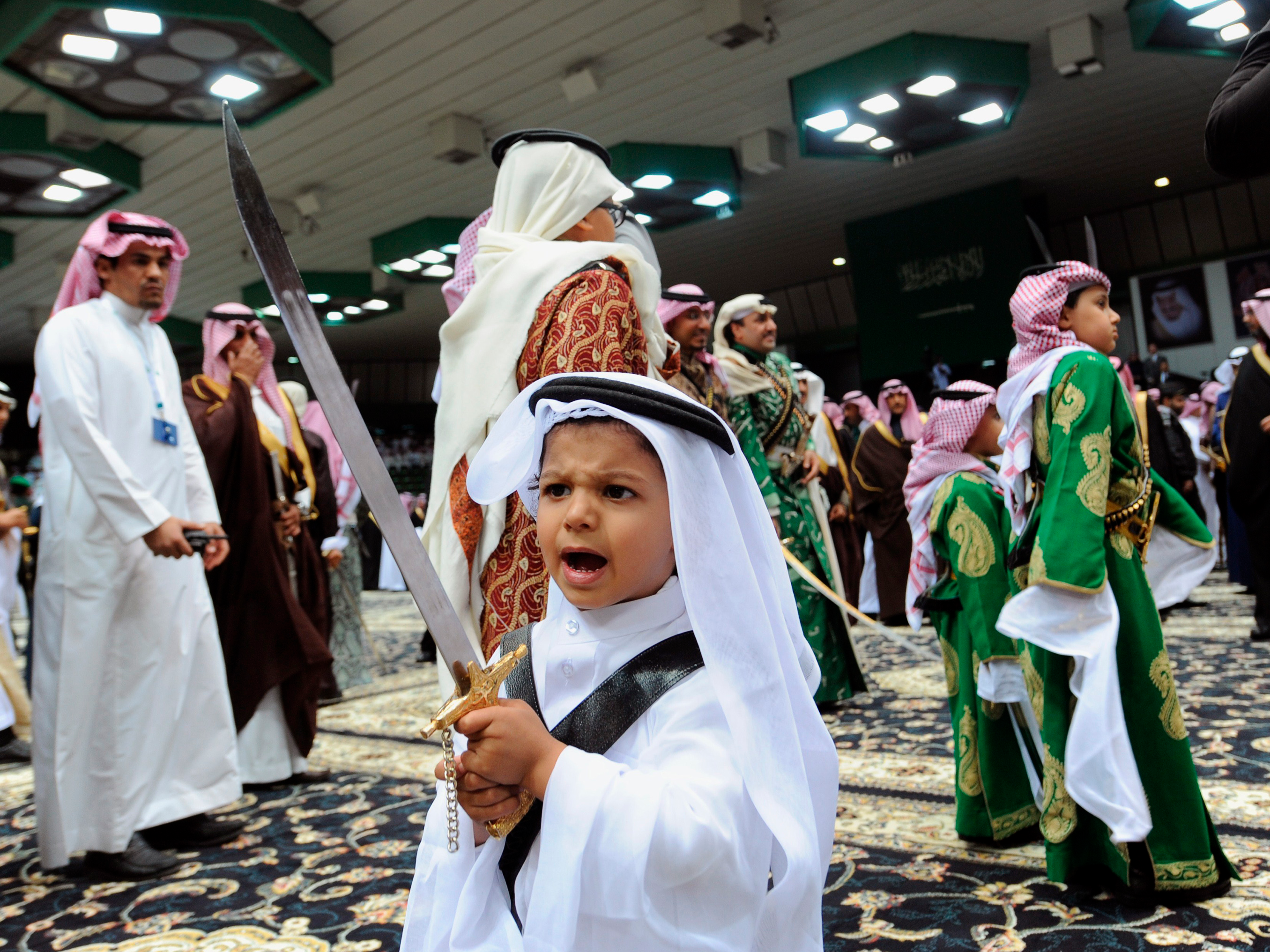 Саудия сегодня. Жители Саудовской Аравии. Саудовская Аравия люди. Саудовская Аравия праздники. Традиции Саудовской Аравии.