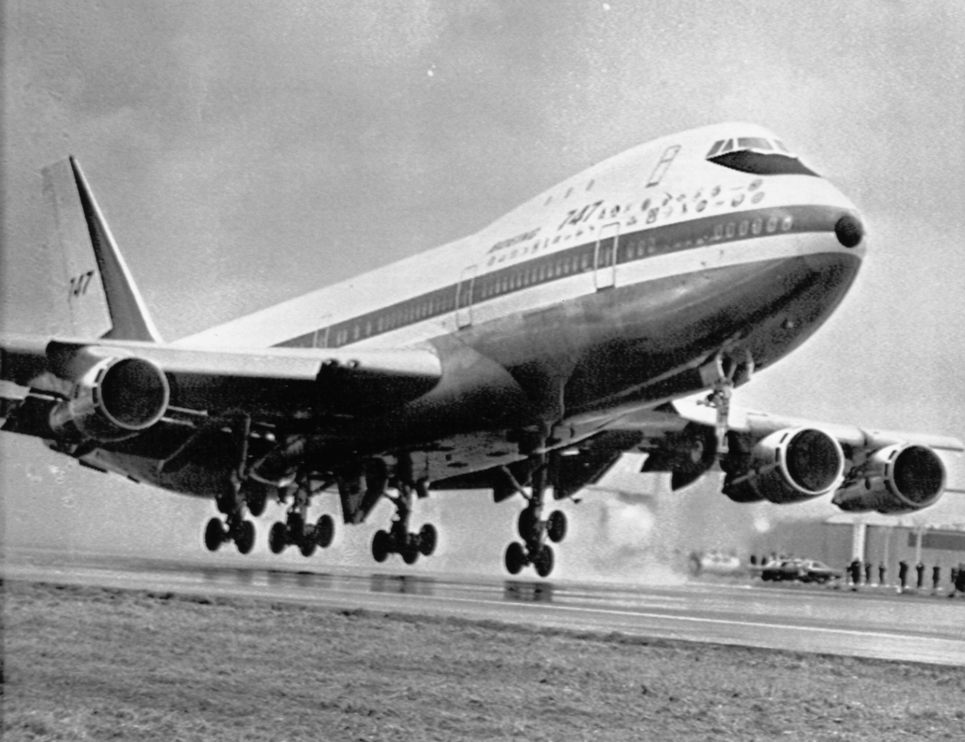 Первый полет пассажирского самолета. Боинг 747 1969. Боинг 747 первый полет. Boeing 747 джамбо. Боинг 747 1960.