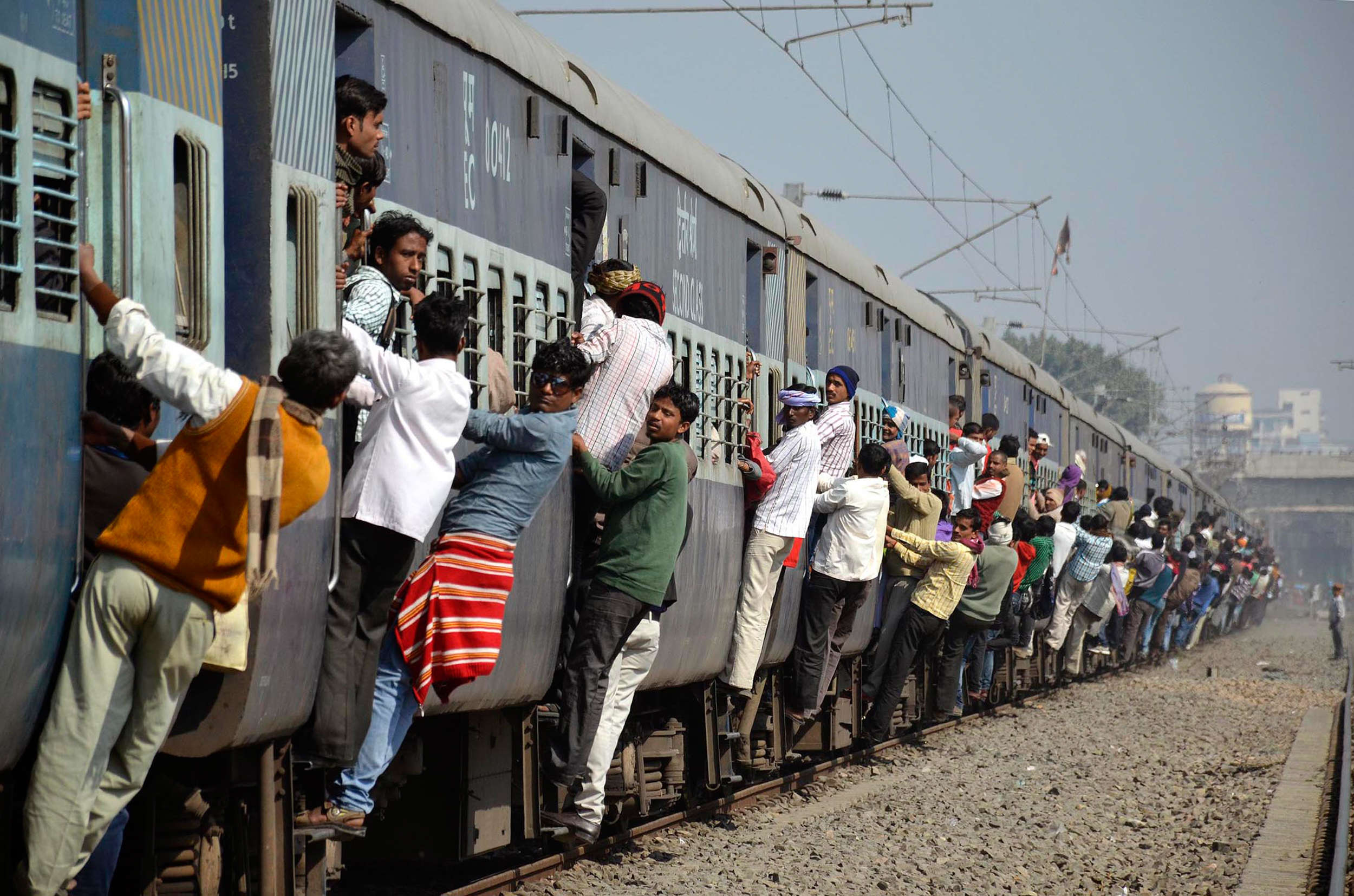 Поезд полными вагонами. Железные дороги Индии. Дорога железная в Индии Индии. Индийские поезда indian Trains. Железнодорожный транспорт в Индии.