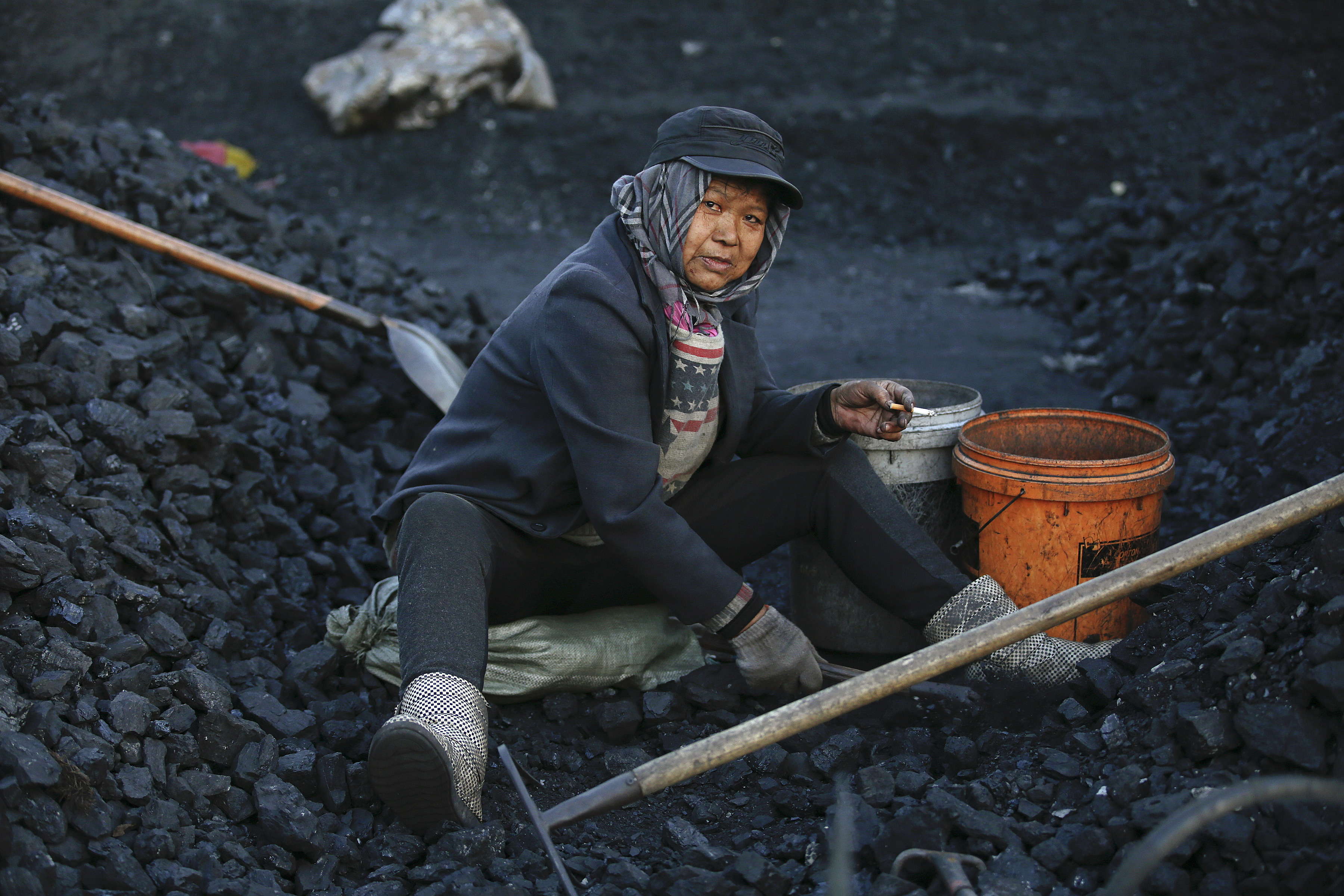 Не легко ее добыть. Угольная промышленность Китая. Минеральные ресурсы Северной Кореи. Добыча угля. Китай добыча.