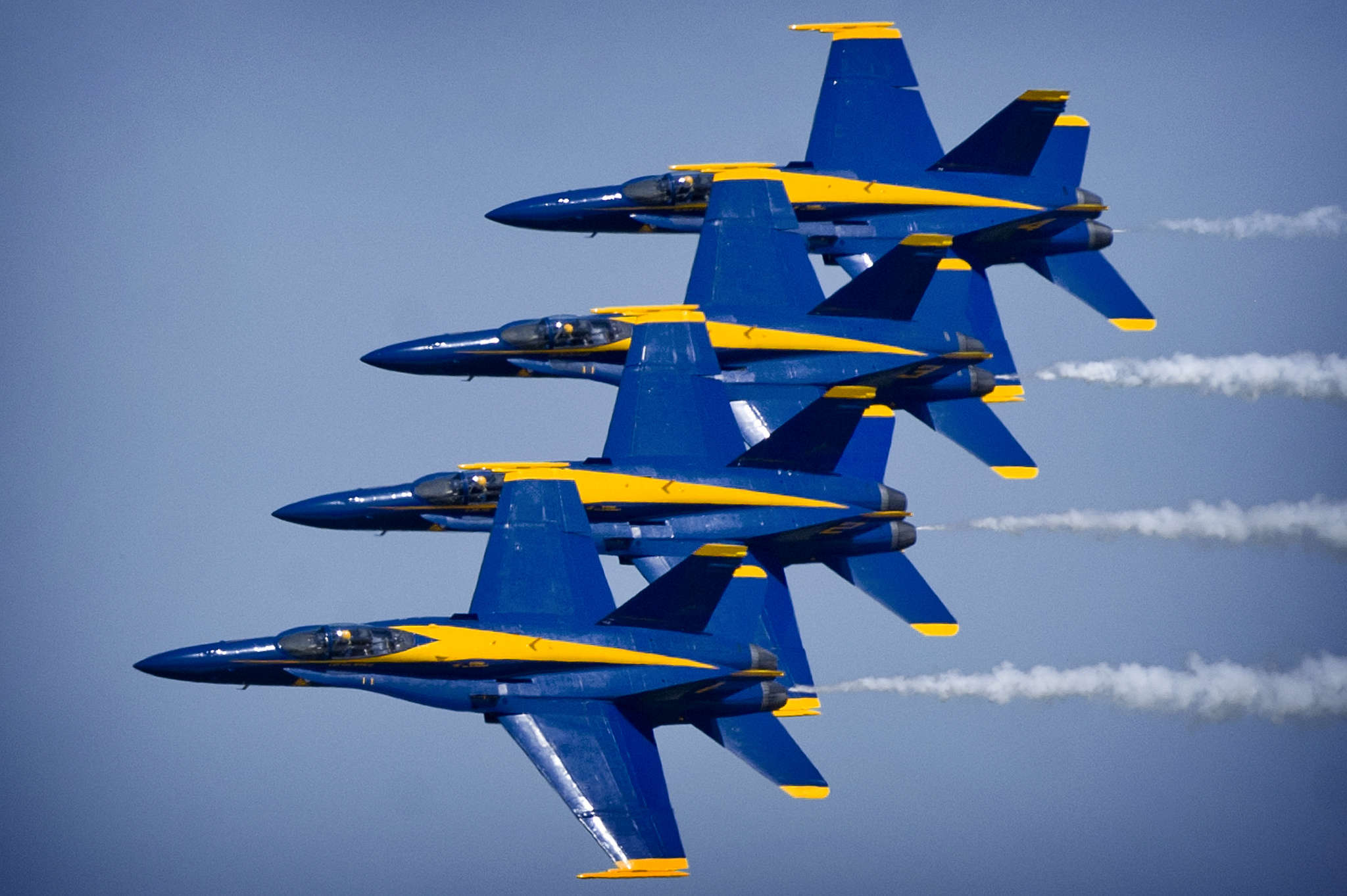 Что такое авиация. Пилотажная группа «голубые ангелы» из Америк. Реактивные военные самолеты. Синий военный самолет. Синий истребитель.