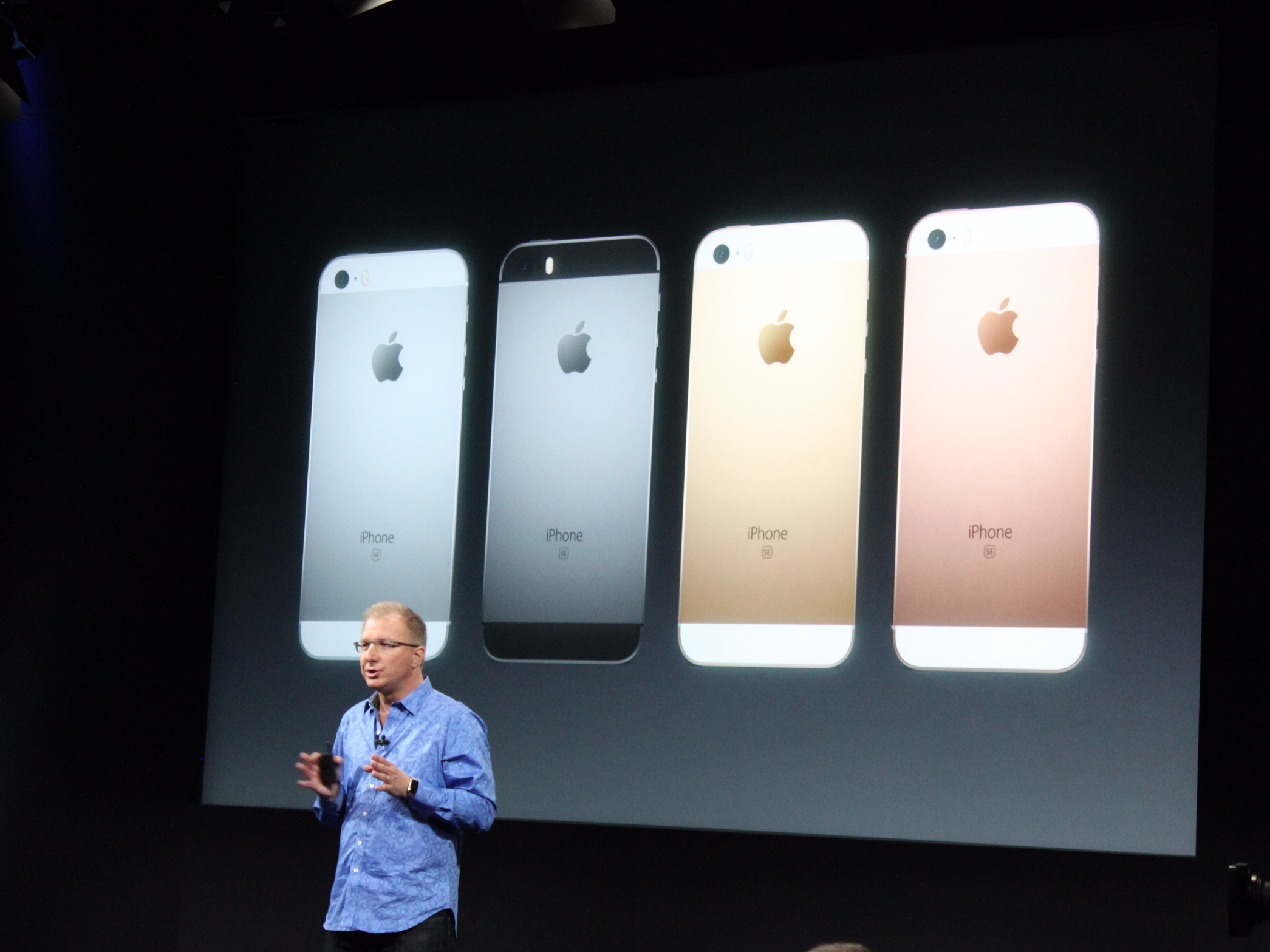 Apple se какого года. Айфон ЭС Е 1 поколения. Айфон ЭС Е 2022. Самый новый iphone. Большой айфон.