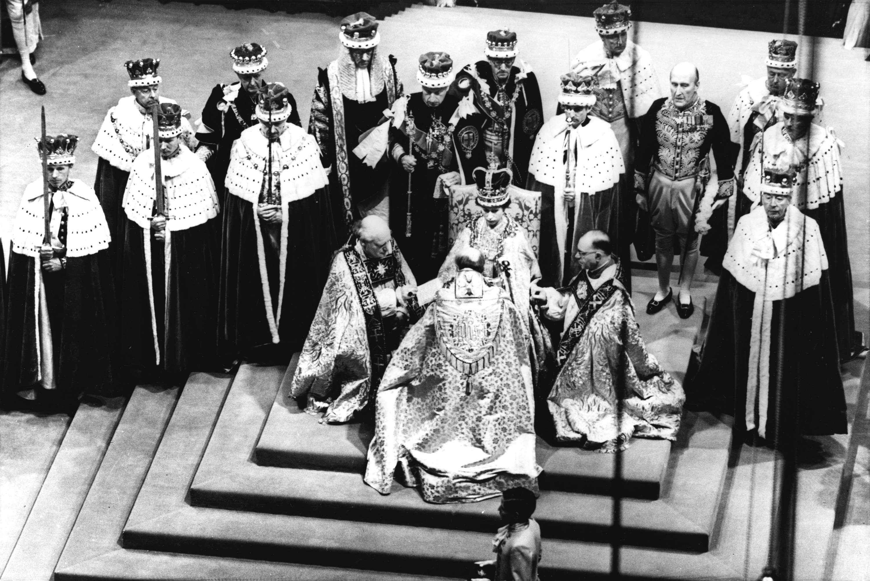 Смерть короля чарльза. Коронация королевы Елизаветы 1953. Коронация Елизаветы 2. Коронация Елизаветы 2 в Вестминстерском аббатстве.