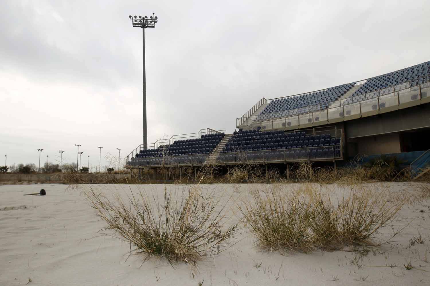 Заброшенный стадион. Олимпийская деревня Афины 2004. Олимпийские объекты Сочи сейчас разруха. Заброшенные стадионы в Сочи после олимпиады.