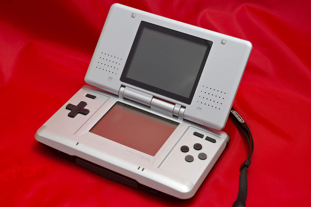 Нинтендо nintendo. Приставка Нинтендо. Nintendo 1 приставка. Первая консоль Нинтендо. Консоли Nintendo DS.