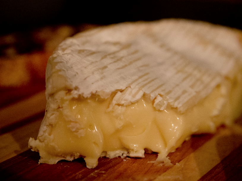 Почему скрипит сыр. Рассыпается сыр. Твердый сыр который вытекает. Творожный сыр который крошится. Сыр в Грозном который скрепит на зубах.