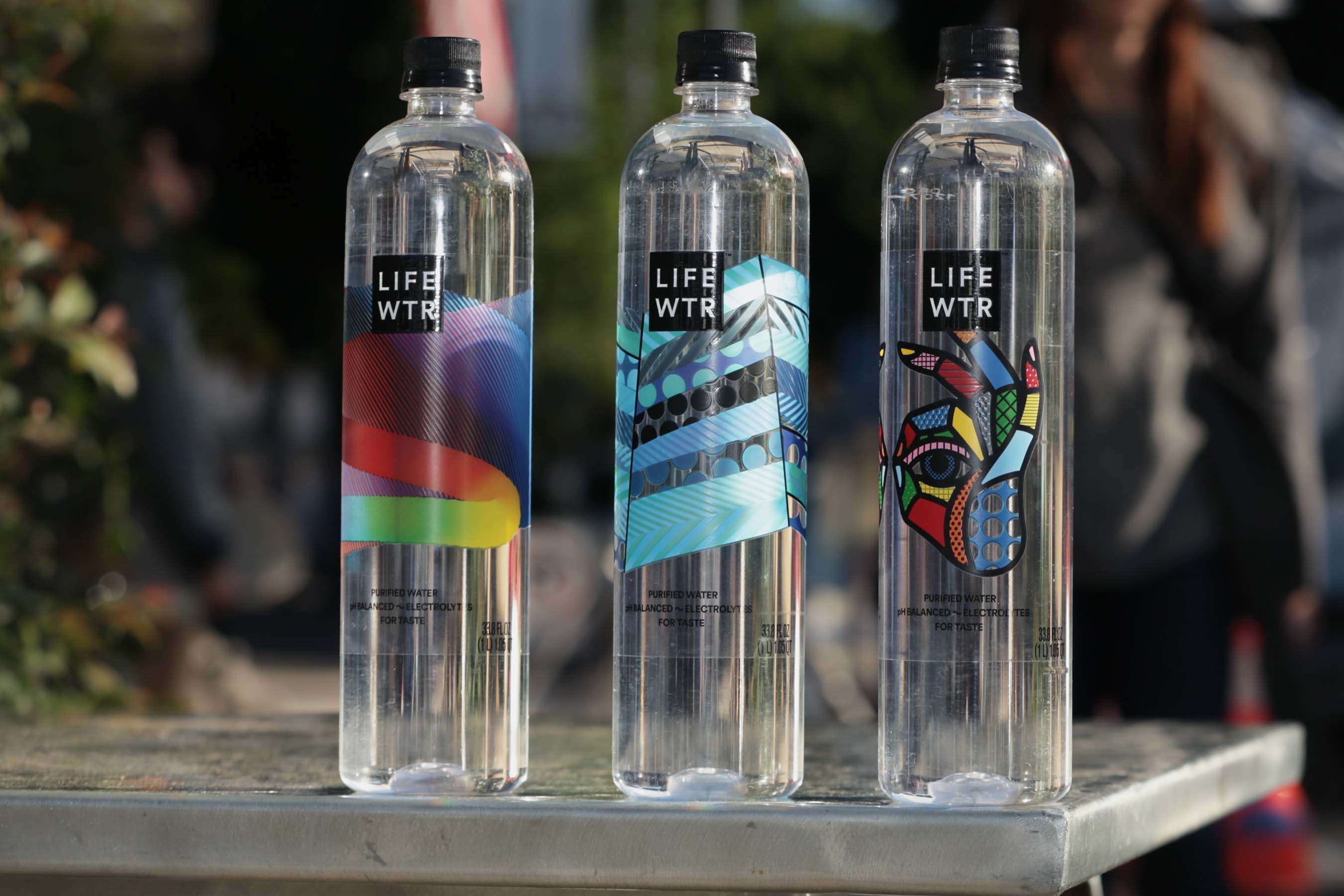 Продажа воды в бутылках. Креативные бутылки для воды. Брендированные бутылки для воды. Американская вода в бутылках. Дизайнерская бутылка для воды.