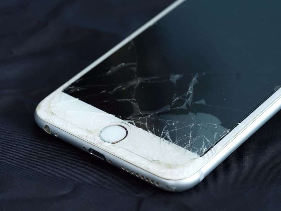 There S A Link Between Iphone Screen Repairs And Apple S 2 Year Upgrade Cycle Business Insider India
