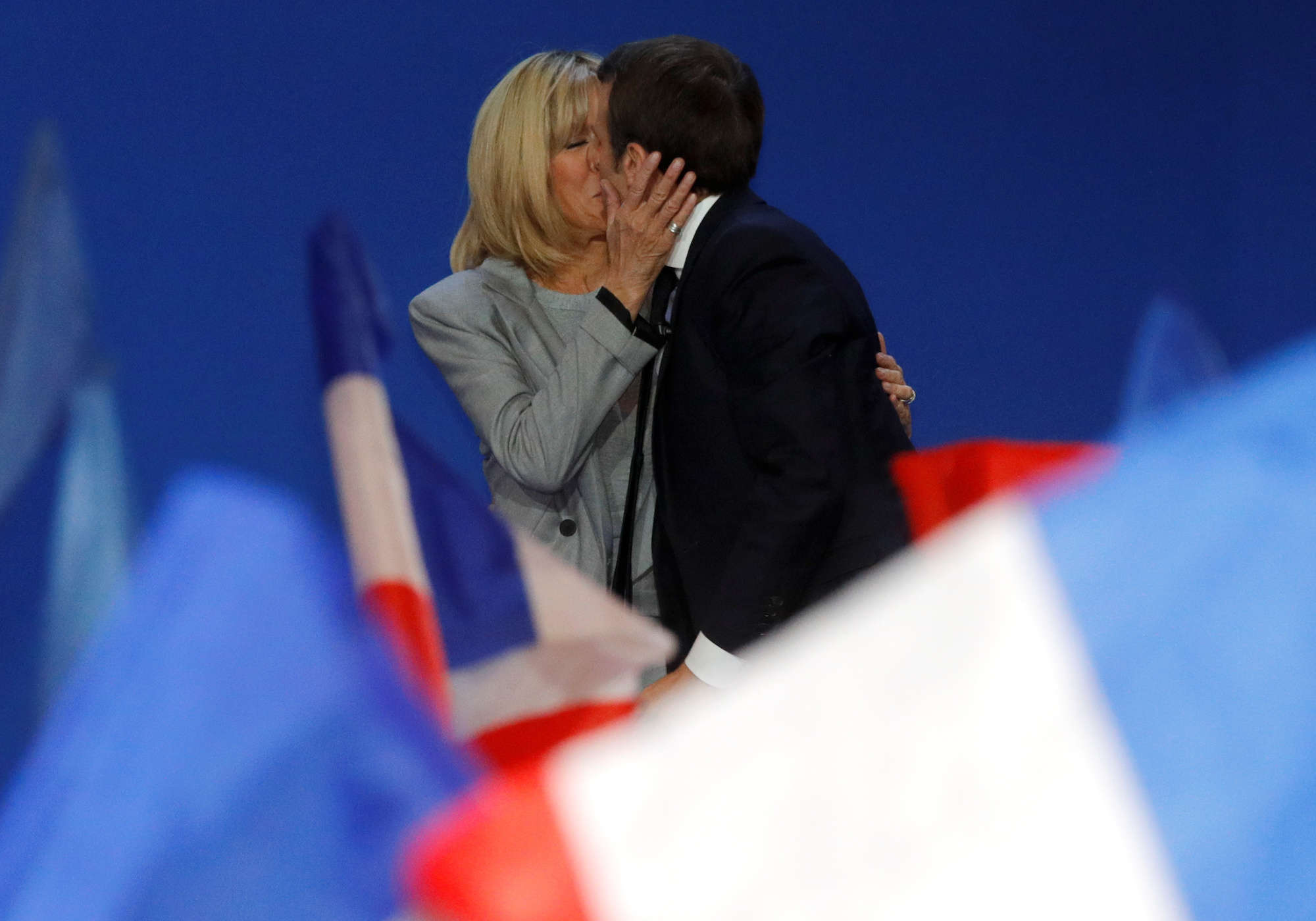 Есть ли у президента франции макрона дети. Бриджит Макрон и Эммануэль Макрон поцелуй. Брижит Макрон дети. Макрон Брижит поцелуй. Эммануэль Макрон дети.