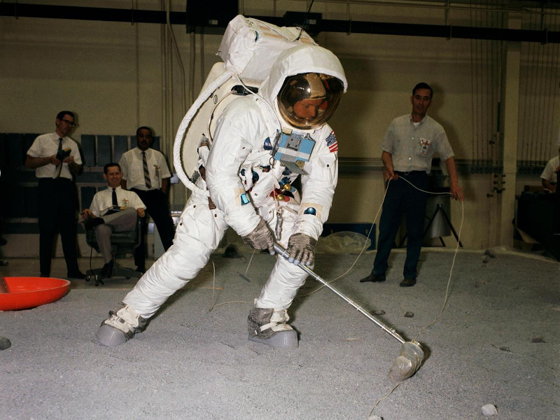 Armstrong on the moon. Армстронг первый человек на Луне.