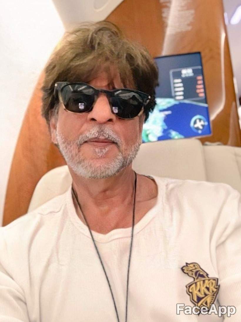 Shah Rukh Khan looks the same with just a little more of grey