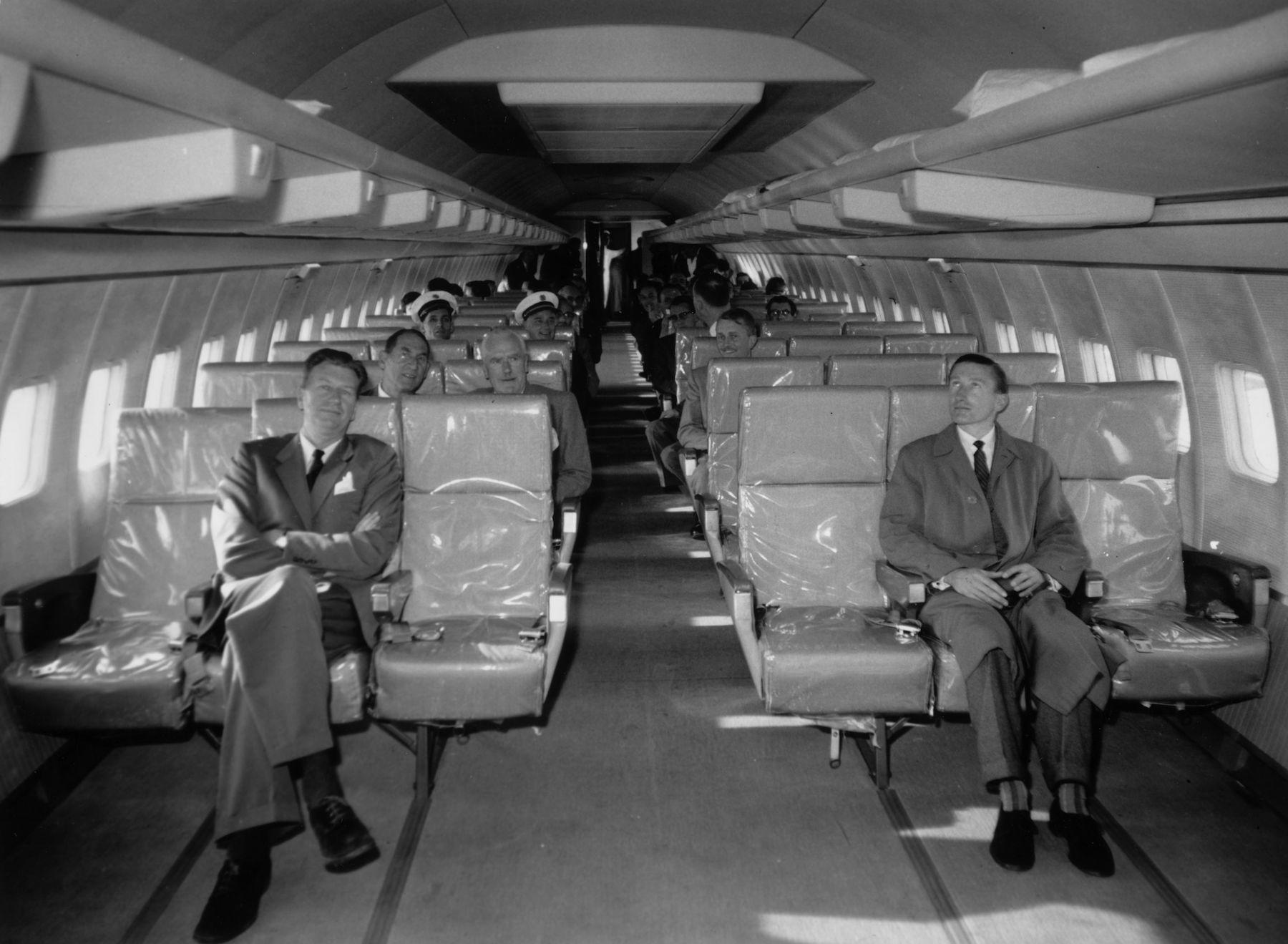Первые пассажиры самолета. Салон самолета Боинг 707. Boeing 707 салон. Боинг 707 1958. Boeing-707 (1954г)..