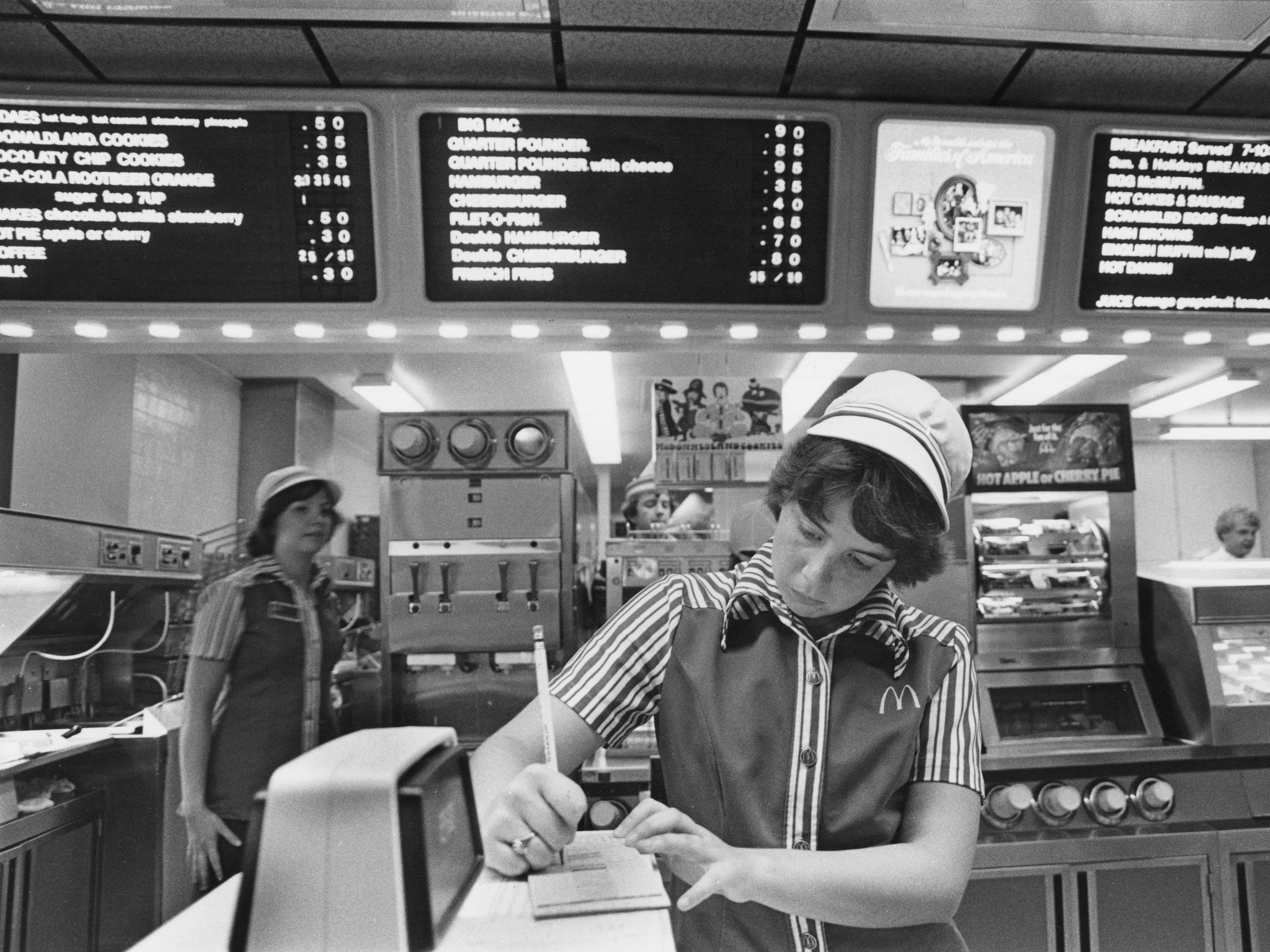 История фаст. Первый ресторан макдональдс в США. Макдоналдс 1940. Макдональдс в 1980 году. Первый макдональдс 1940.