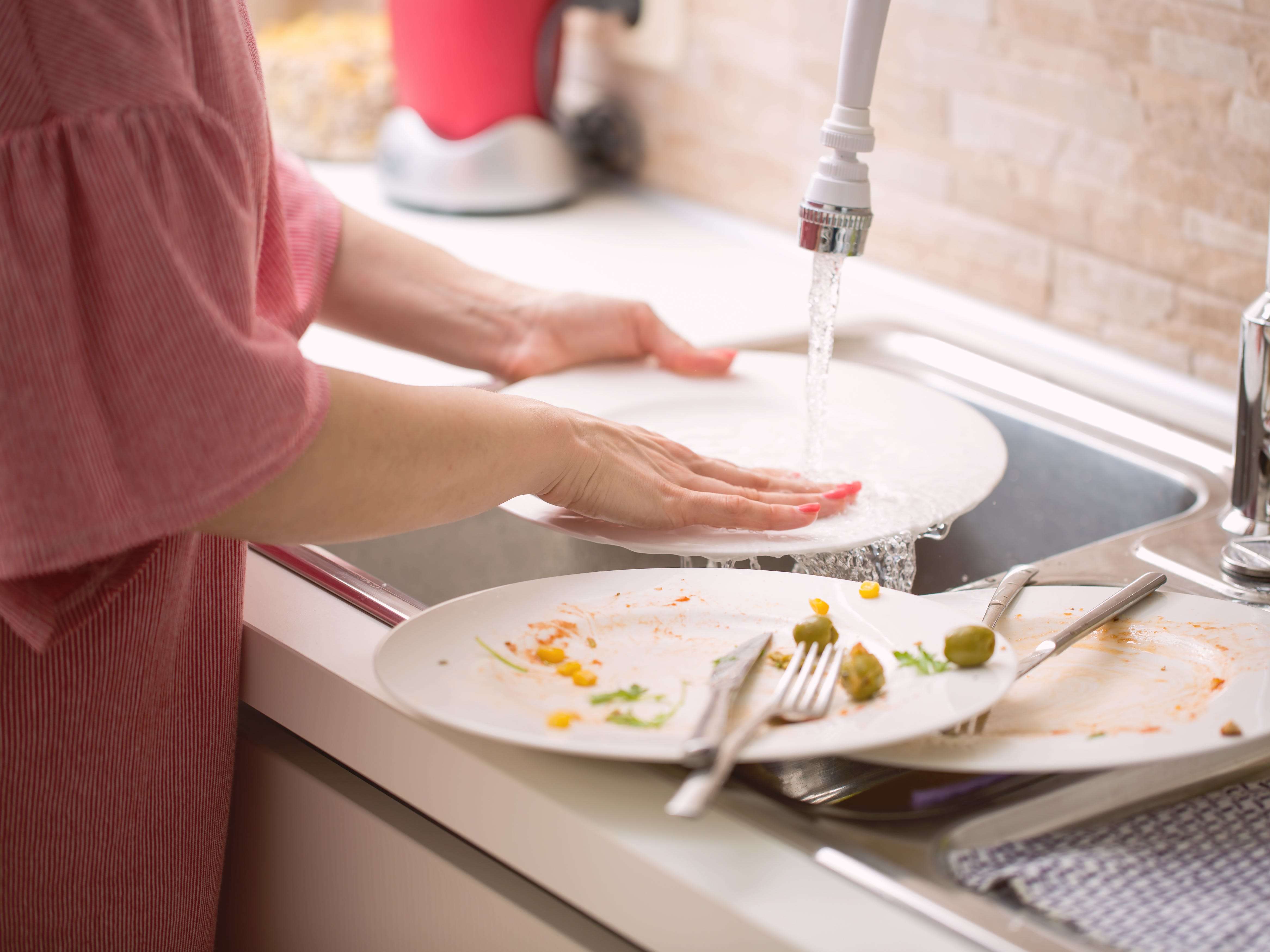 Does dish soap kill germs? Here's the best way to clean ...