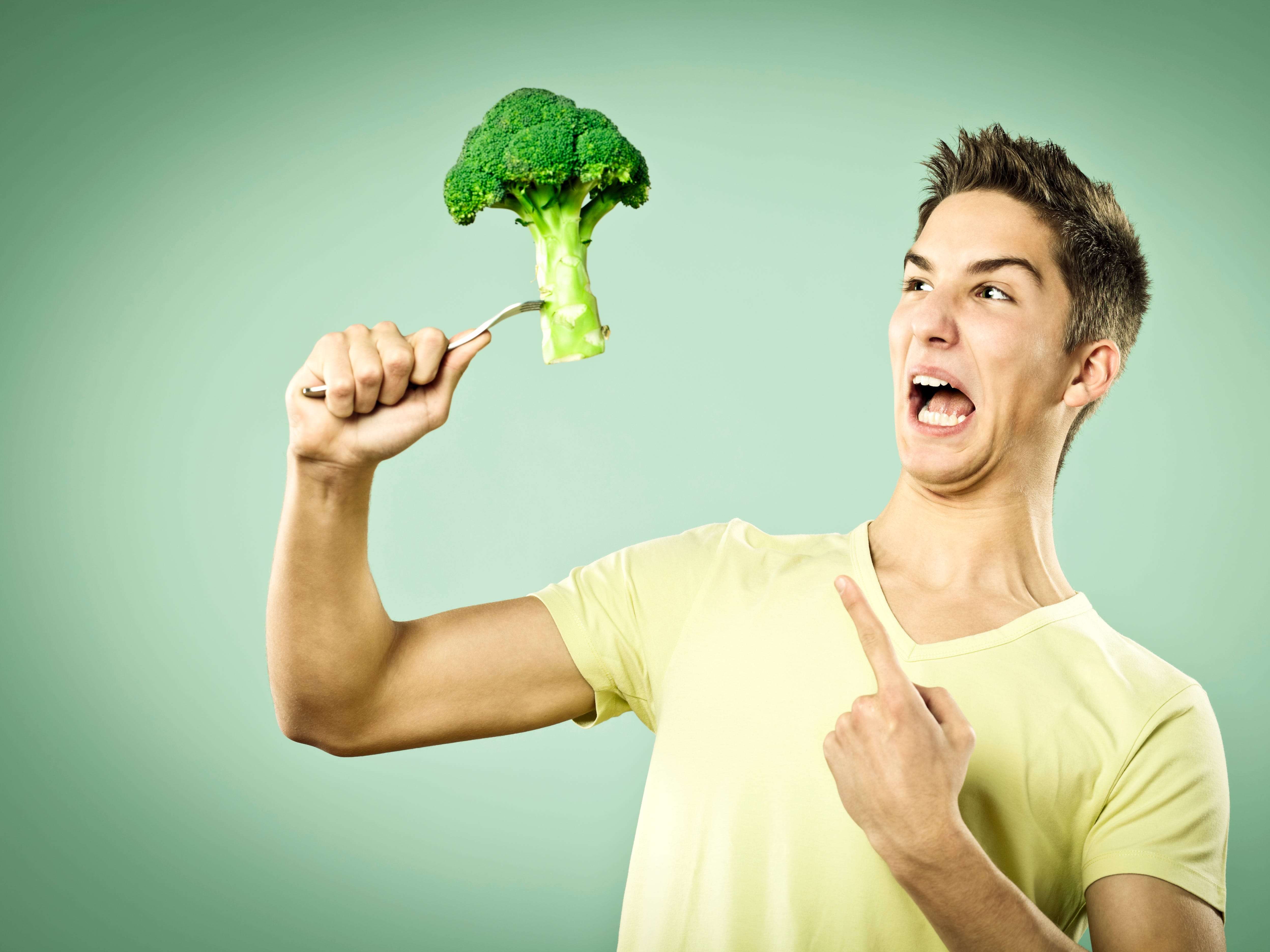 Почему люди овощи. Человек брокколи. Мужчина с брокколи. Мужик ест брокколи. Парень овощ.