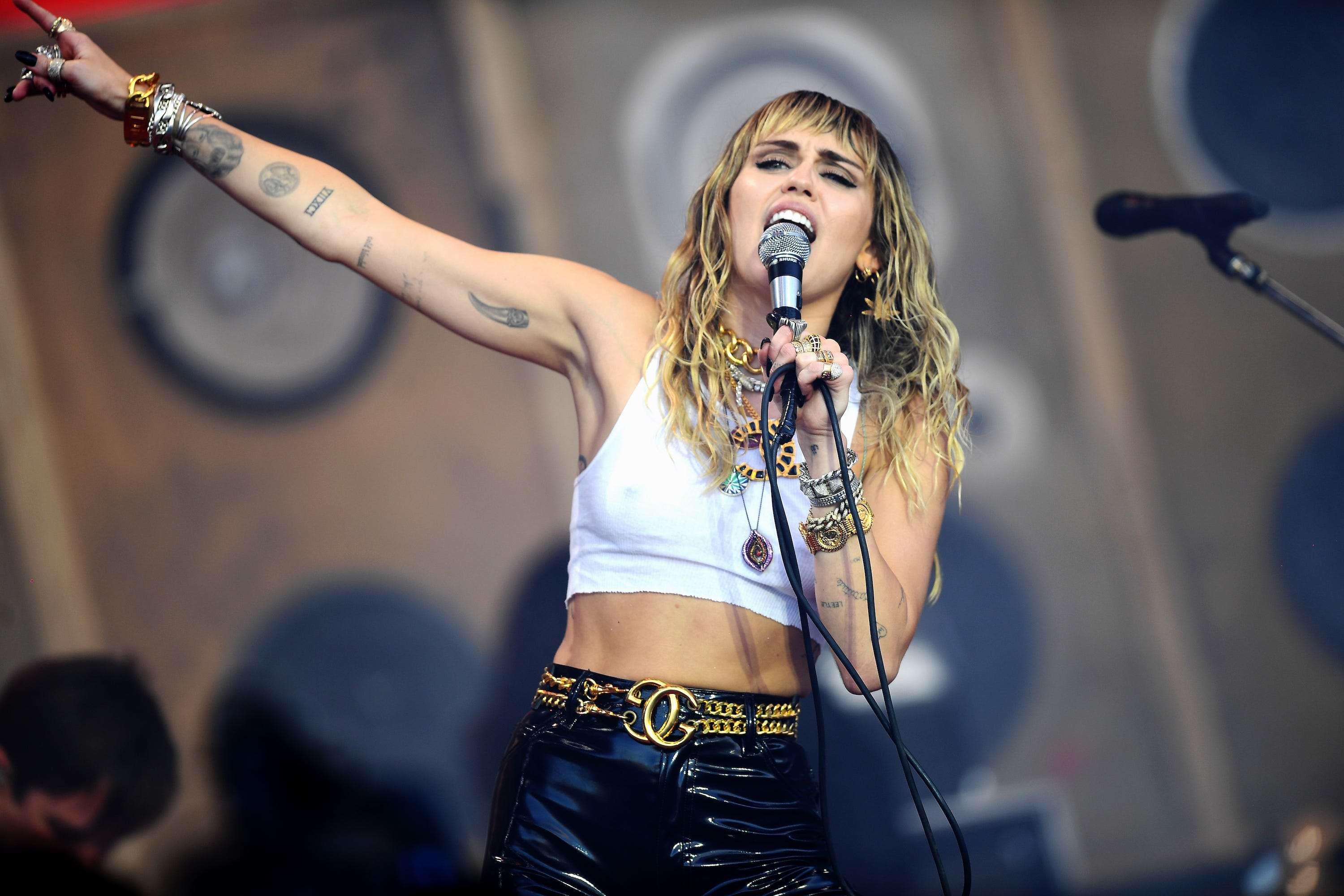 Review Miley Cyrus Plastic Hearts Lets Her Voice And Lyrics Shine