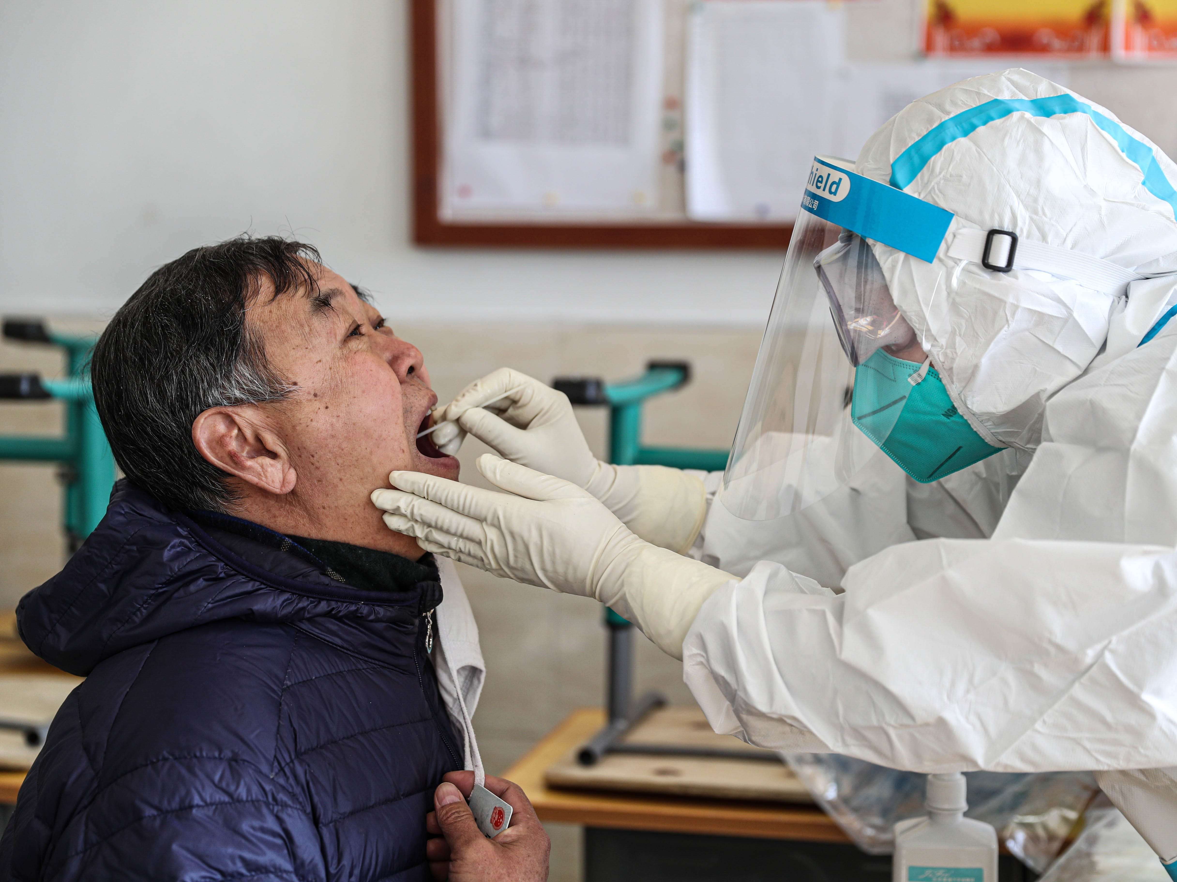 Η Κίνα μόλις ενέκρινε το πρώτο εμβόλιο COVID-19 καθώς αγωνίζεται να εμβολιάσει τον μεγαλύτερο πληθυσμό στον κόσμο