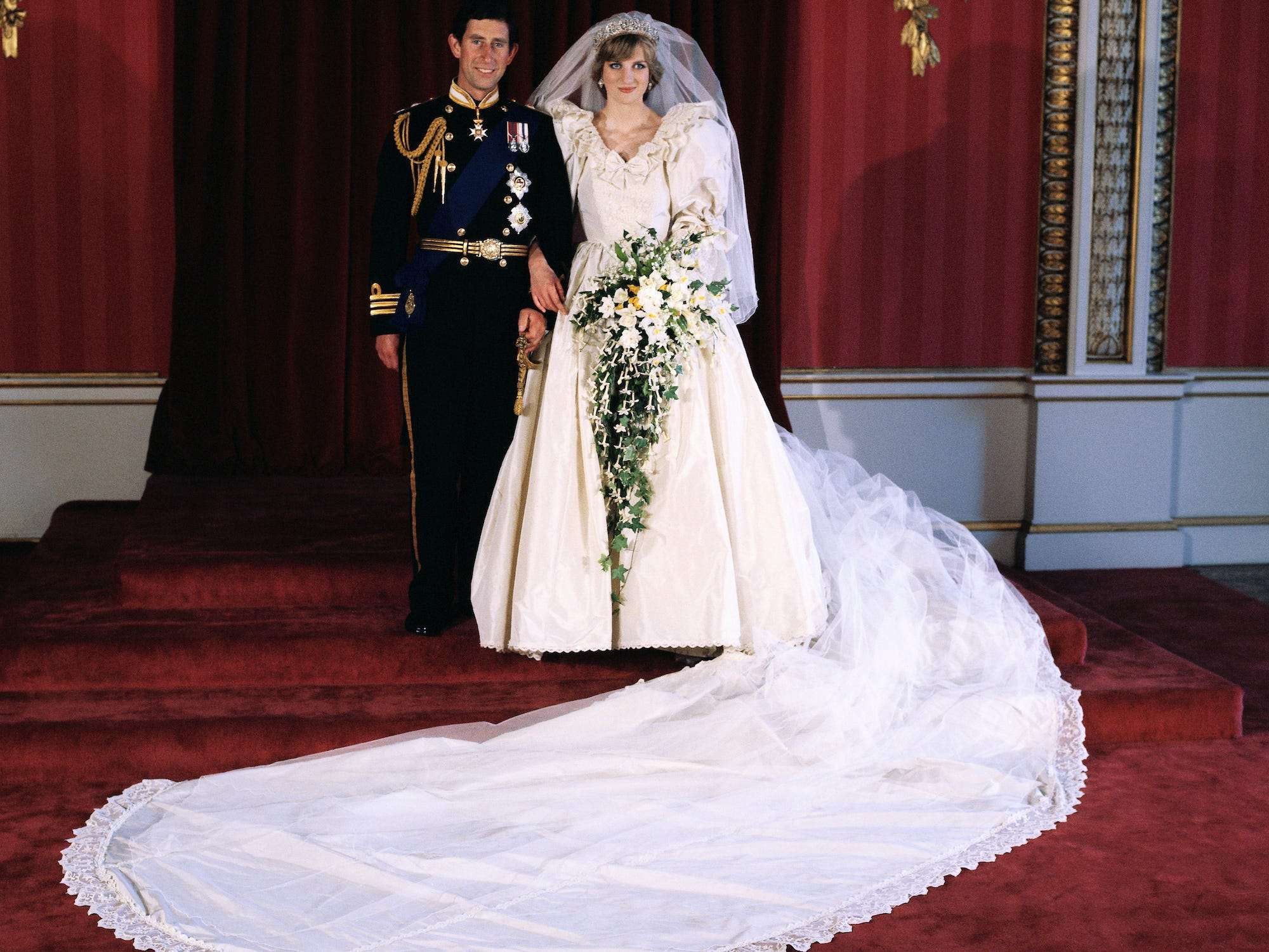 10 details to know about Princess Diana's wedding dress ...