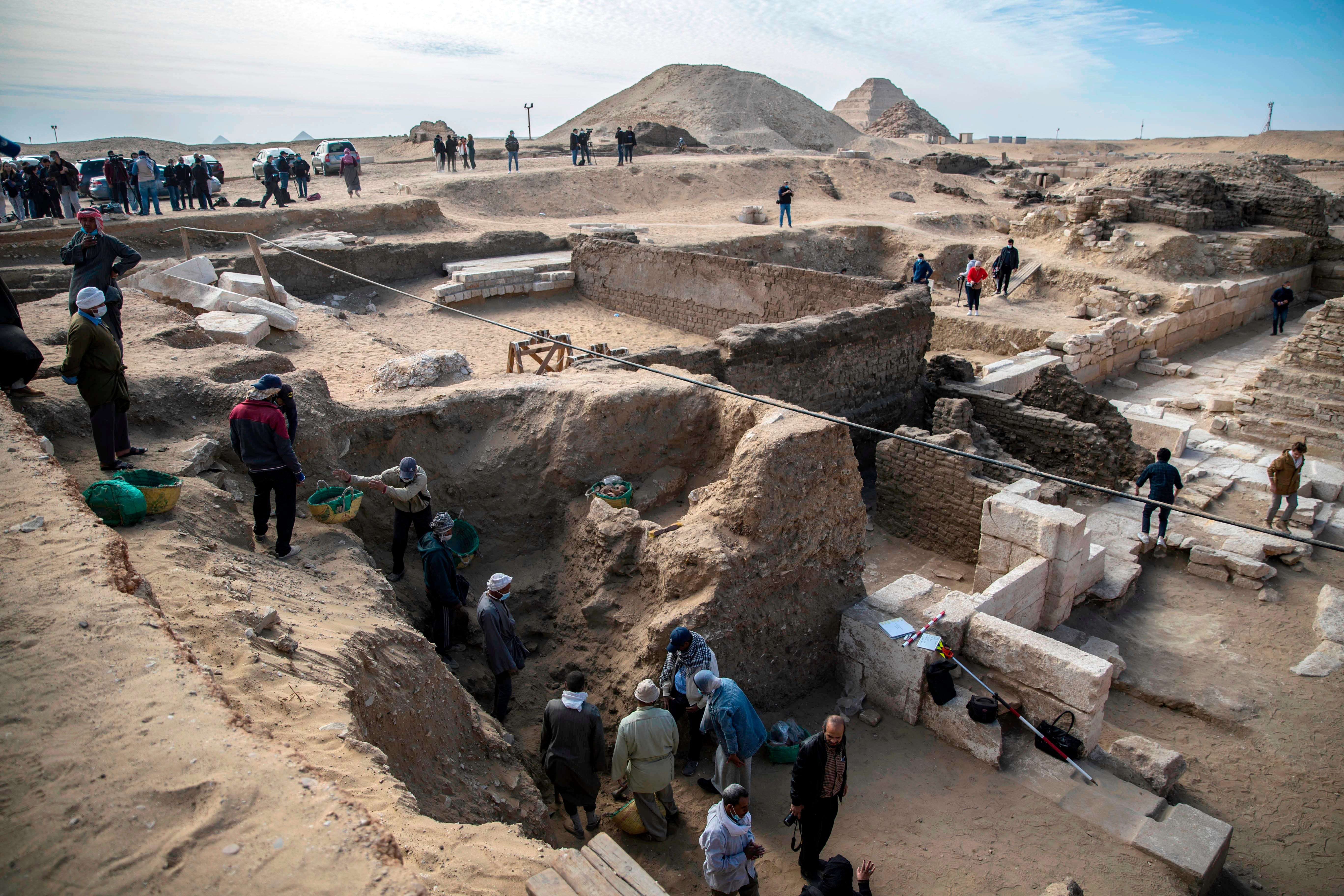 Включи древности. Некрополь Саккара в Египте. Раскопки в Саккаре Египет. Археологи храм в Египте.