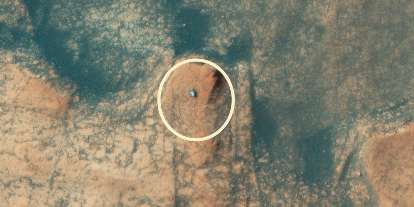 NASA는 화성 표면에서 Mont Merco를 등반하는 Curiosity 우주선의 항공 사진을 찍었습니다.