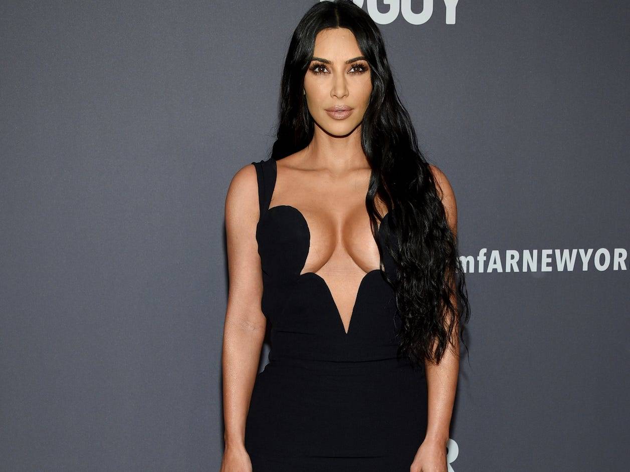 Kim Kardashian ha trovato un modo per aggirare il rigido codice di abbigliamento del Vaticano durante la visita in Italia
