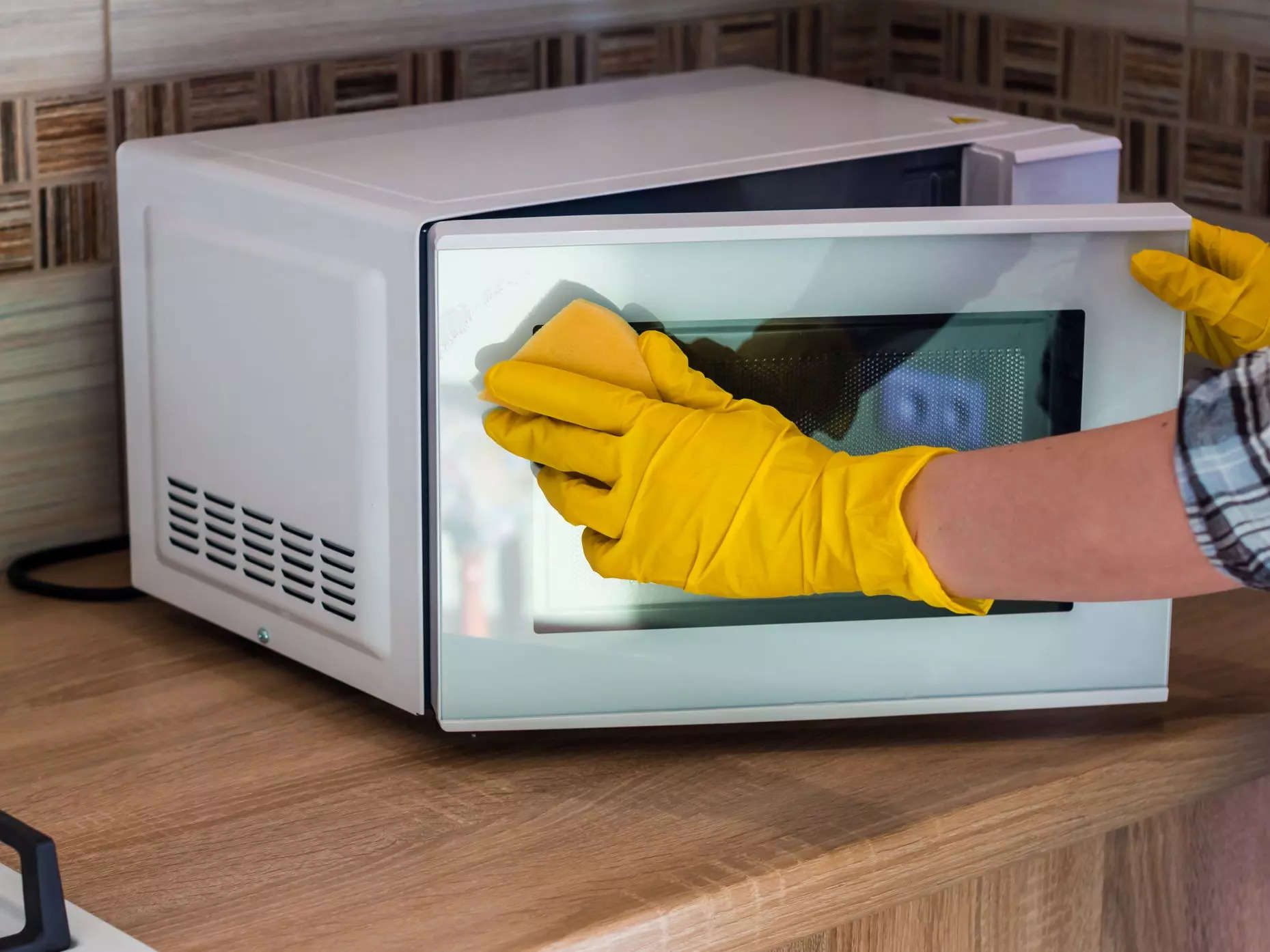 Benefits of Steam Cleaning Your Microwave