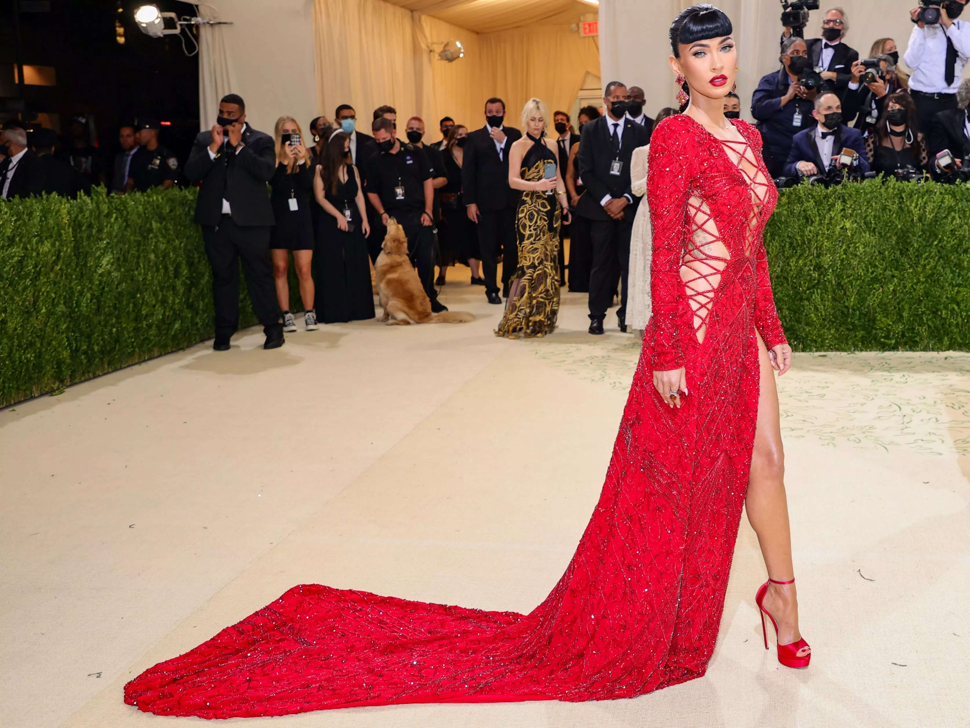 Someone flew more than 15 hours to hand-deliver Megan Fox's Met Gala dress all the way from India to New York - Business Insider