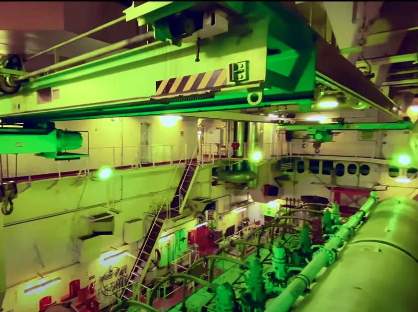 Kijk in een vrachtschip van 958 voet, van de woonruimte van de bemanning tot de enorme machinekamer