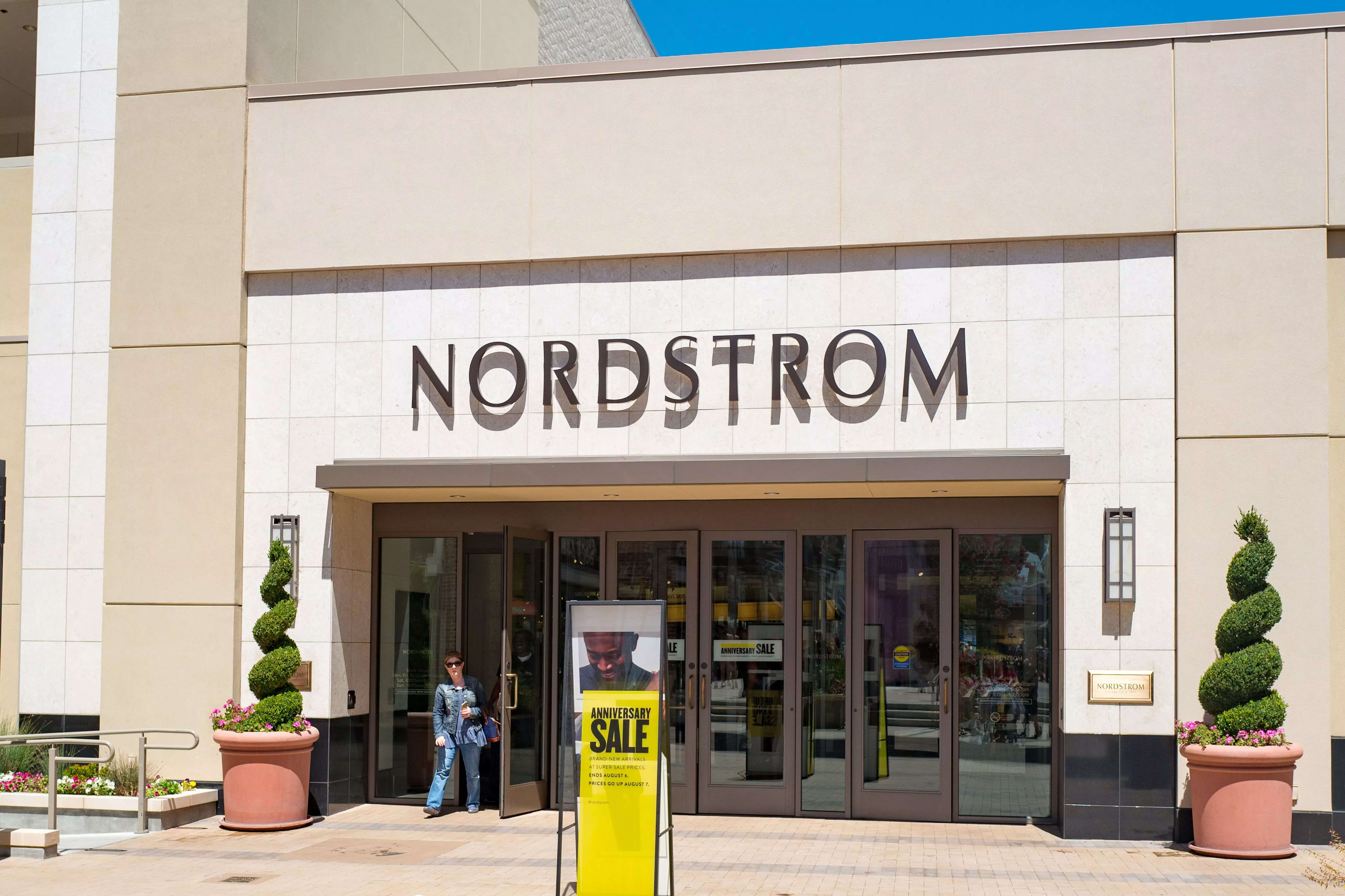 Give Stræde tvetydig Luxury stores including Nordstrom and Louis Vuitton targeted in a spate of  smash-and-grab robberies by gangs up to 80-strong | Business Insider India