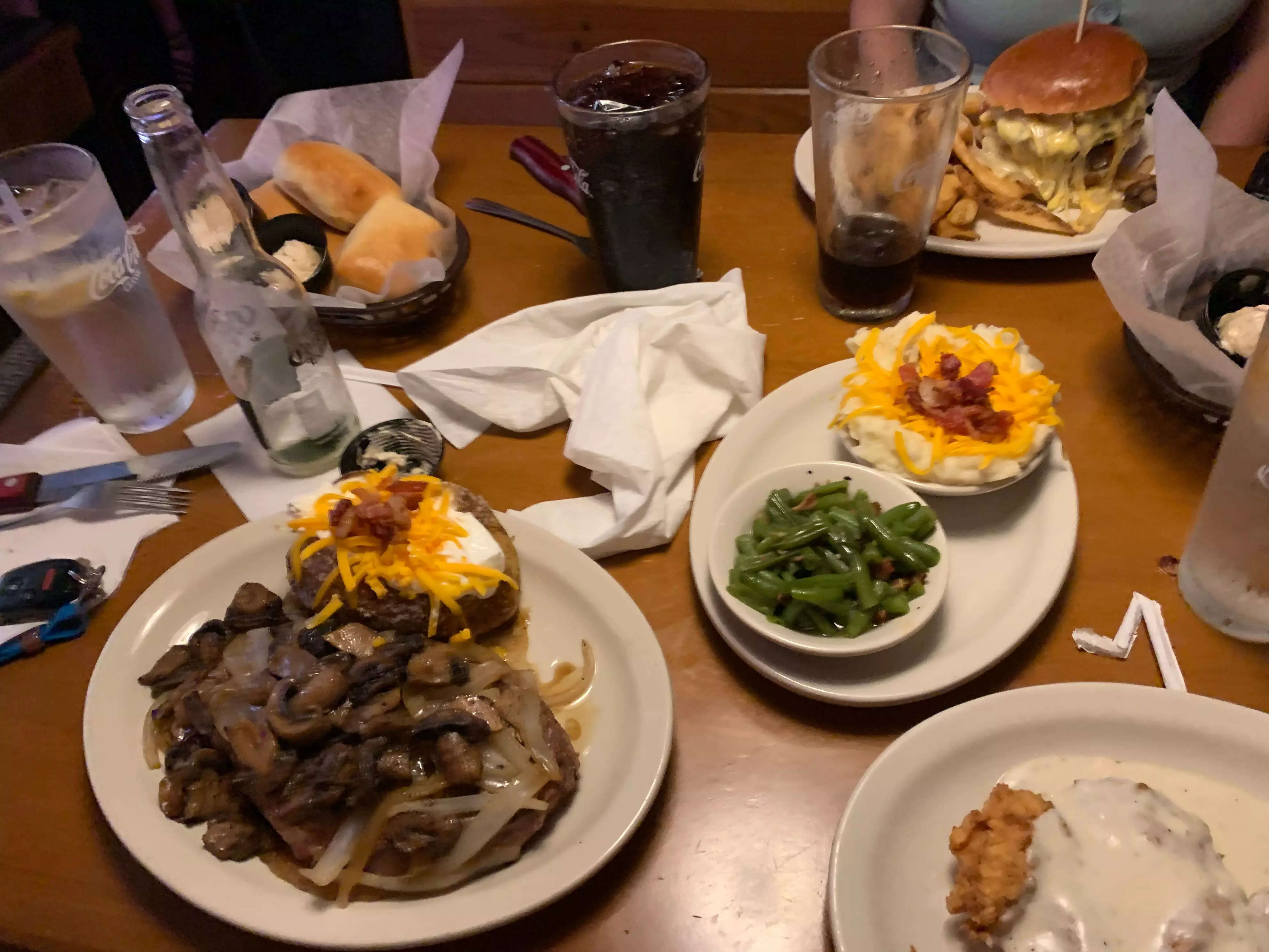 
I ate at chains like Texas Roadhouse, Cheesecake Factory, Olive Garden and saw how casual dining bounced back in 2021

