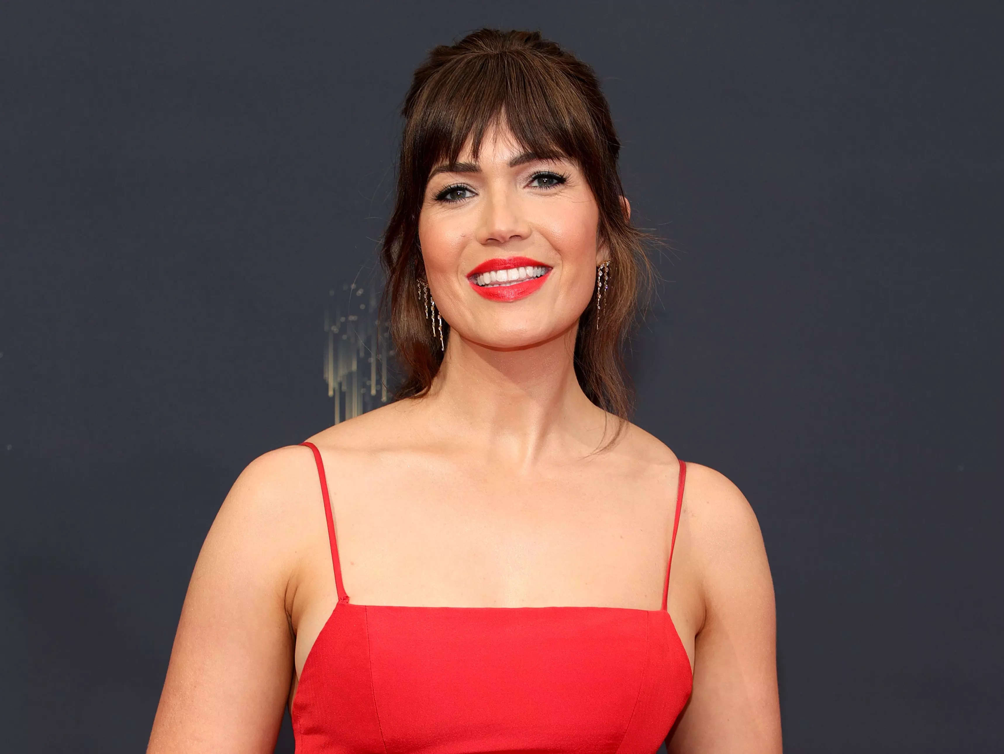 
Mandy Moore recalls how Sophia Bush saved her from a major wardrobe malfunction at the 2021 Emmys after the strap of her dress 'just popped'
