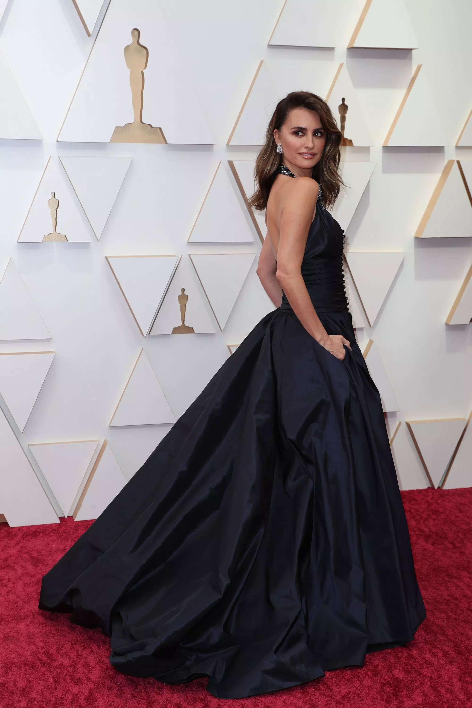 Penelope Cruz's Chanel gown for the Oscars took 680 hours to make and  featured 8,000 embroidered pieces