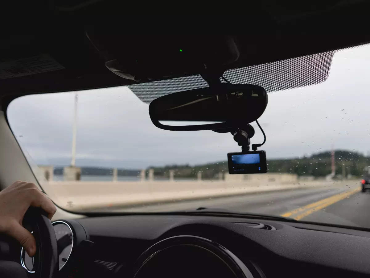 Here's how to use your old phone as a car dashcam